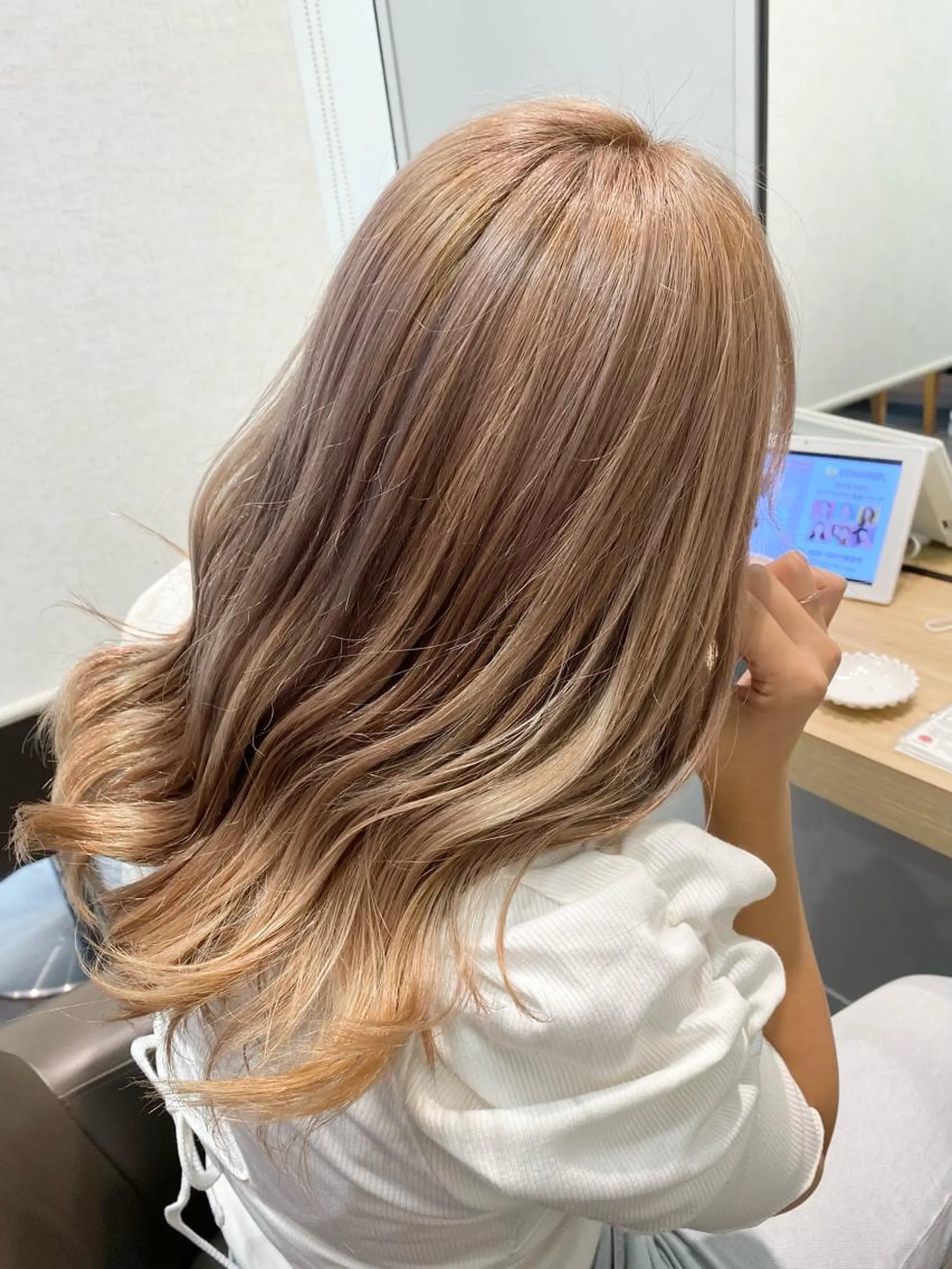 ミディアム カラー ベージュカラー ダブルカラー ハイトーンカラー ミルクティーベージュ デザインカラー/ kanae🌱のヘアスタイル