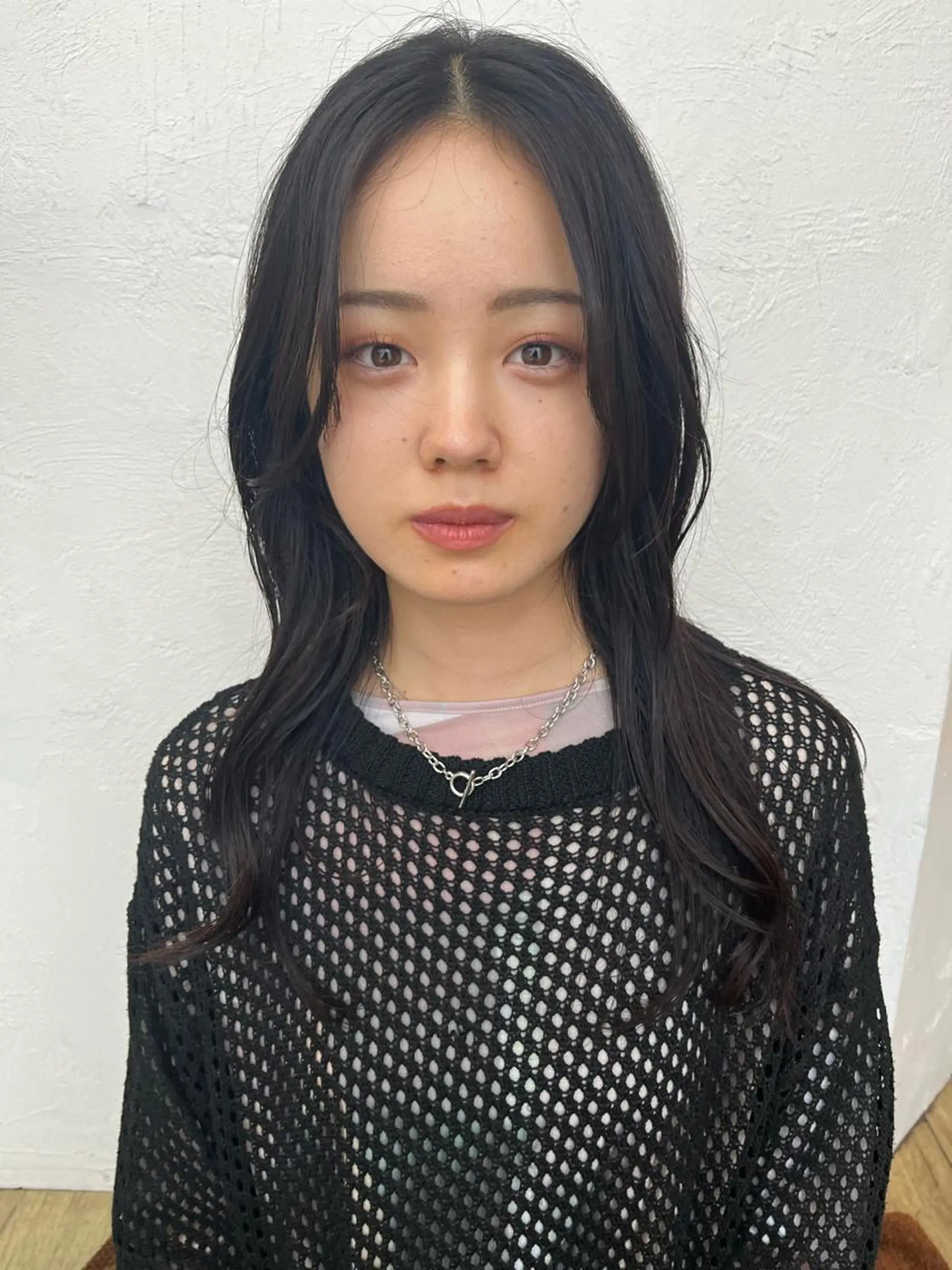 ロング カラー パーマ ヘアアレンジ メンズ メンズブリーチ メンズハイライト メンズインナーカラー ブリーチ 透明感カラー pu+on. nailworks所属・fuyumi / ニュアンスネイルのネイルデザイン