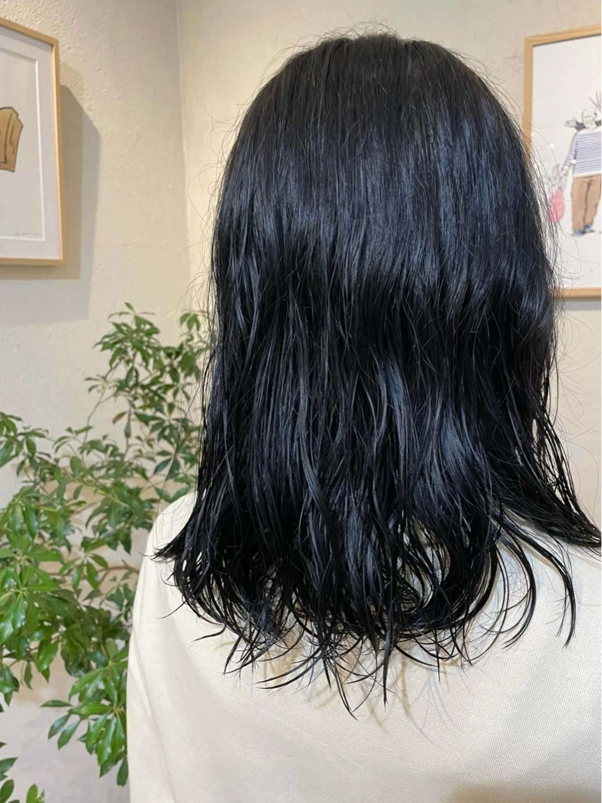 セミロング カラー 黒髪 ブルーカラー ブルーブラック Rin:nel hair所属・Takanishi くすみベージュカラーのヘアスタイル