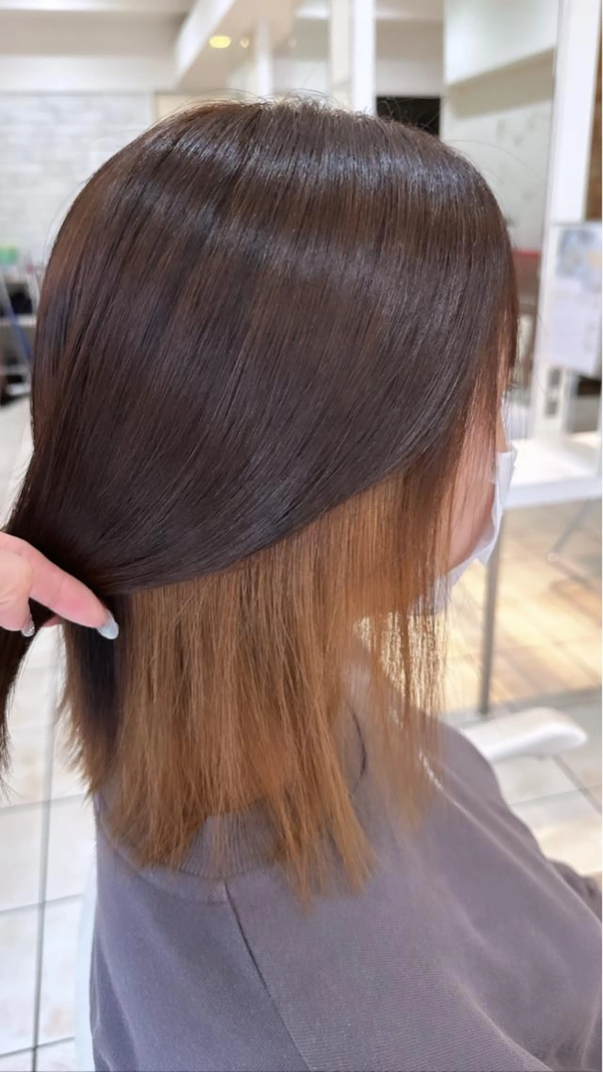 セミロング カラー ヘアカラー 艶髪 インナーカラーのヘアスタイル