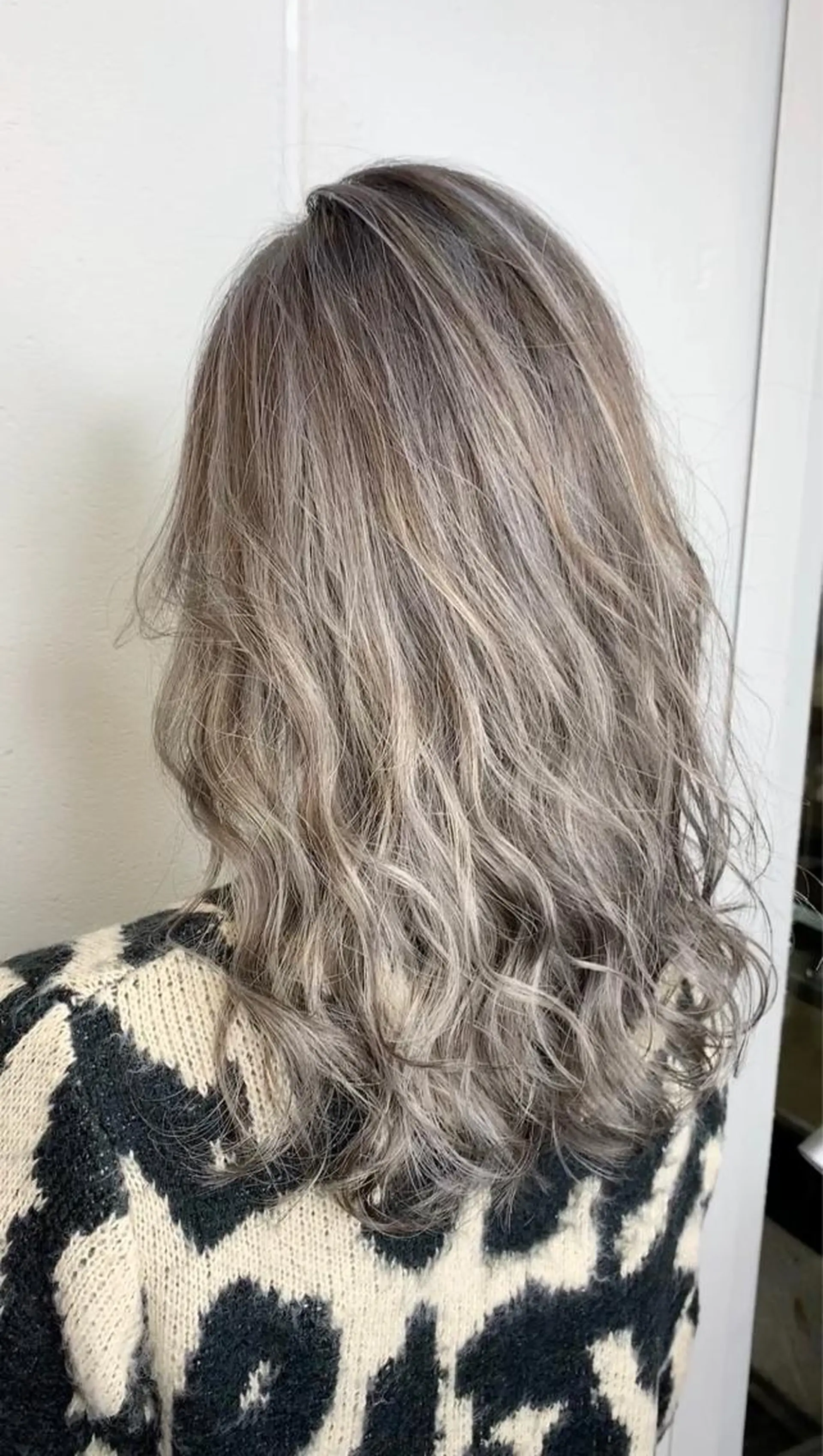 ロング カラー ヘアアレンジ ネイル マツエク・マツパ ベージュカラー ハイライトカラー ミルクティーベージュ ハイライト ヘアカラー ブリーチ特化 / share 元太のヘアスタイル