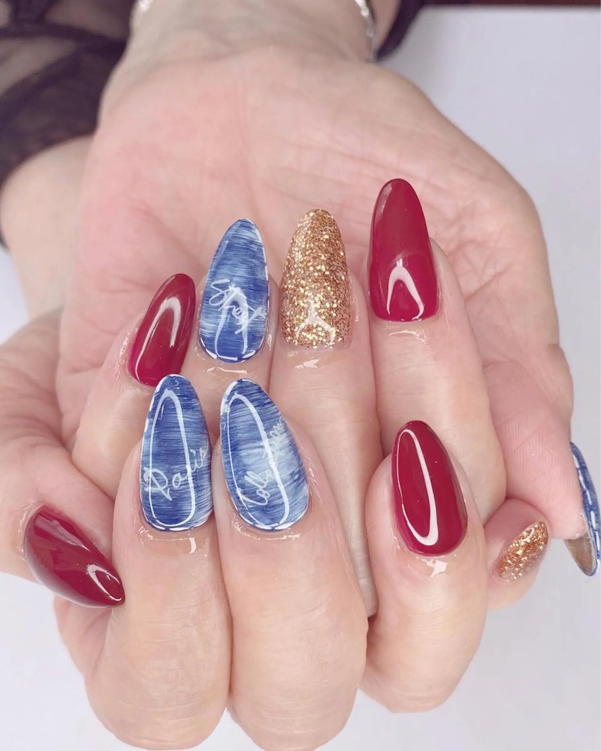 ネイル ゴールド 赤色 Ｎail Ｓalon ertiのネイルデザイン