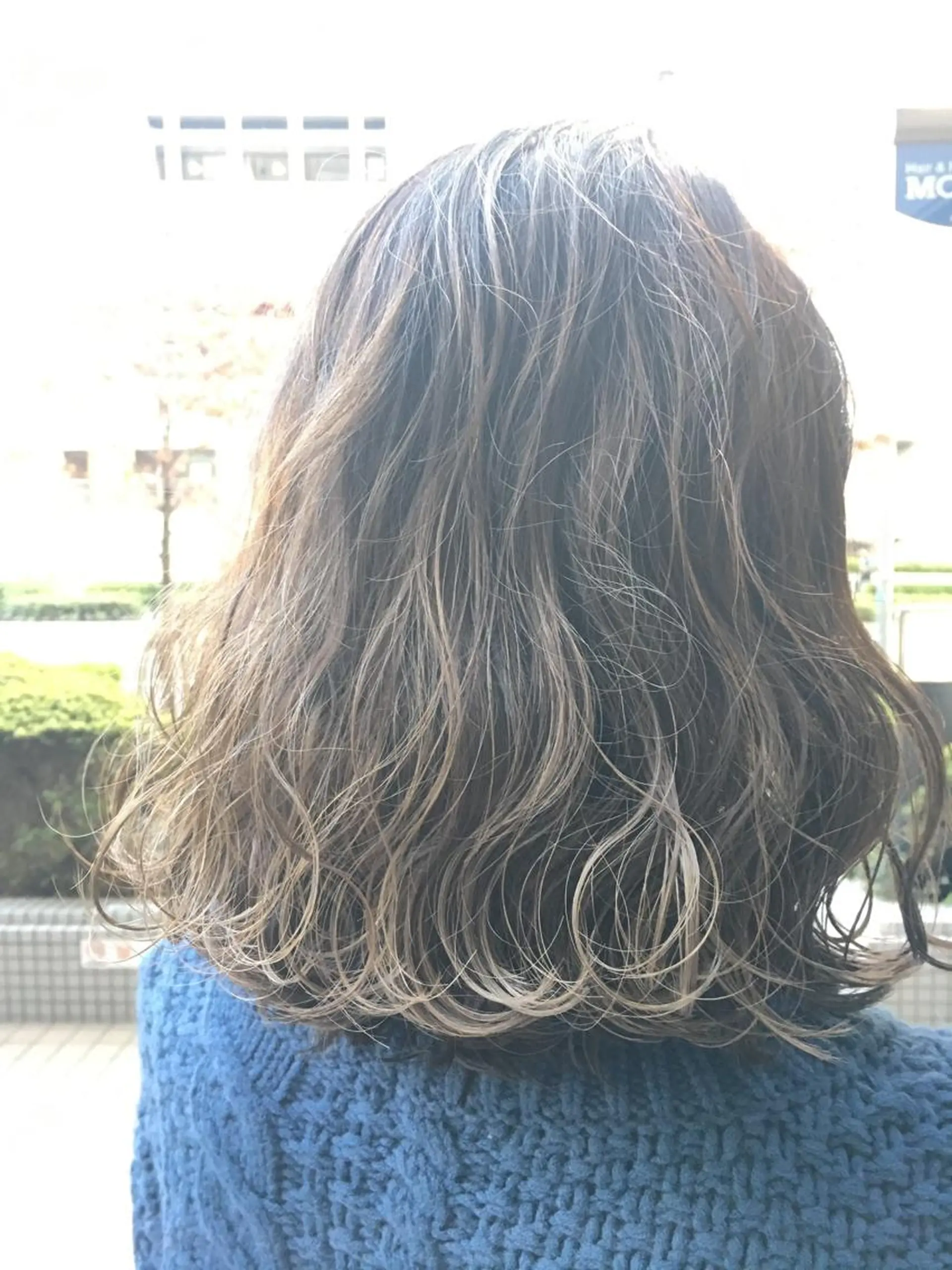 セミロング シールエクステ/ ハイトーンカラーのヘアスタイル