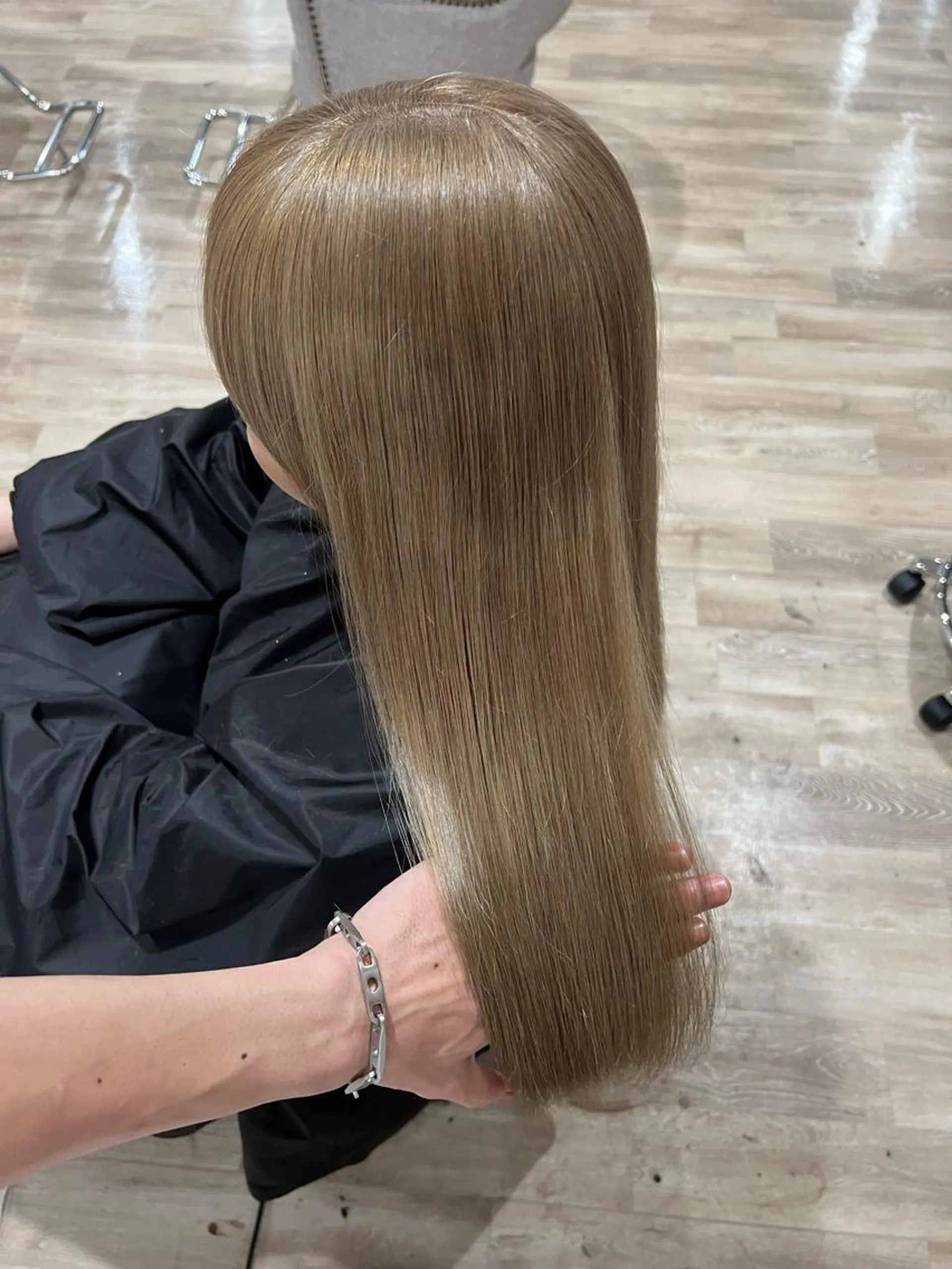 セミロング カラー ベージュカラー ブリーチ ミルクティーベージュ カット ヘアカラー トリートメント お顔まわりカット🌱 emo.村松泉綺のヘアスタイル