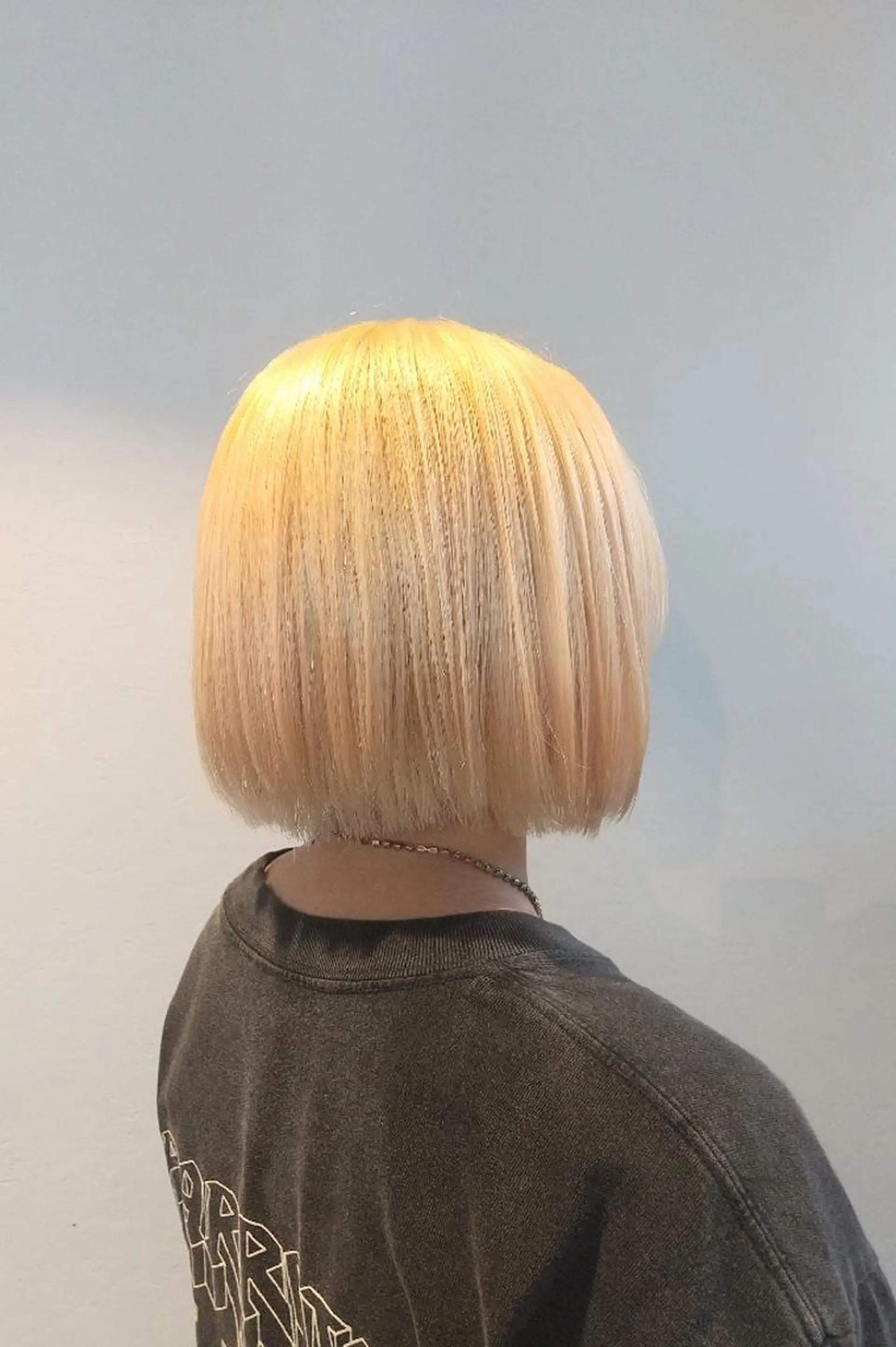 カラー ショート 抜きっぱなしブロンド ブロンド ボブ 久村 奈菜のヘアスタイル