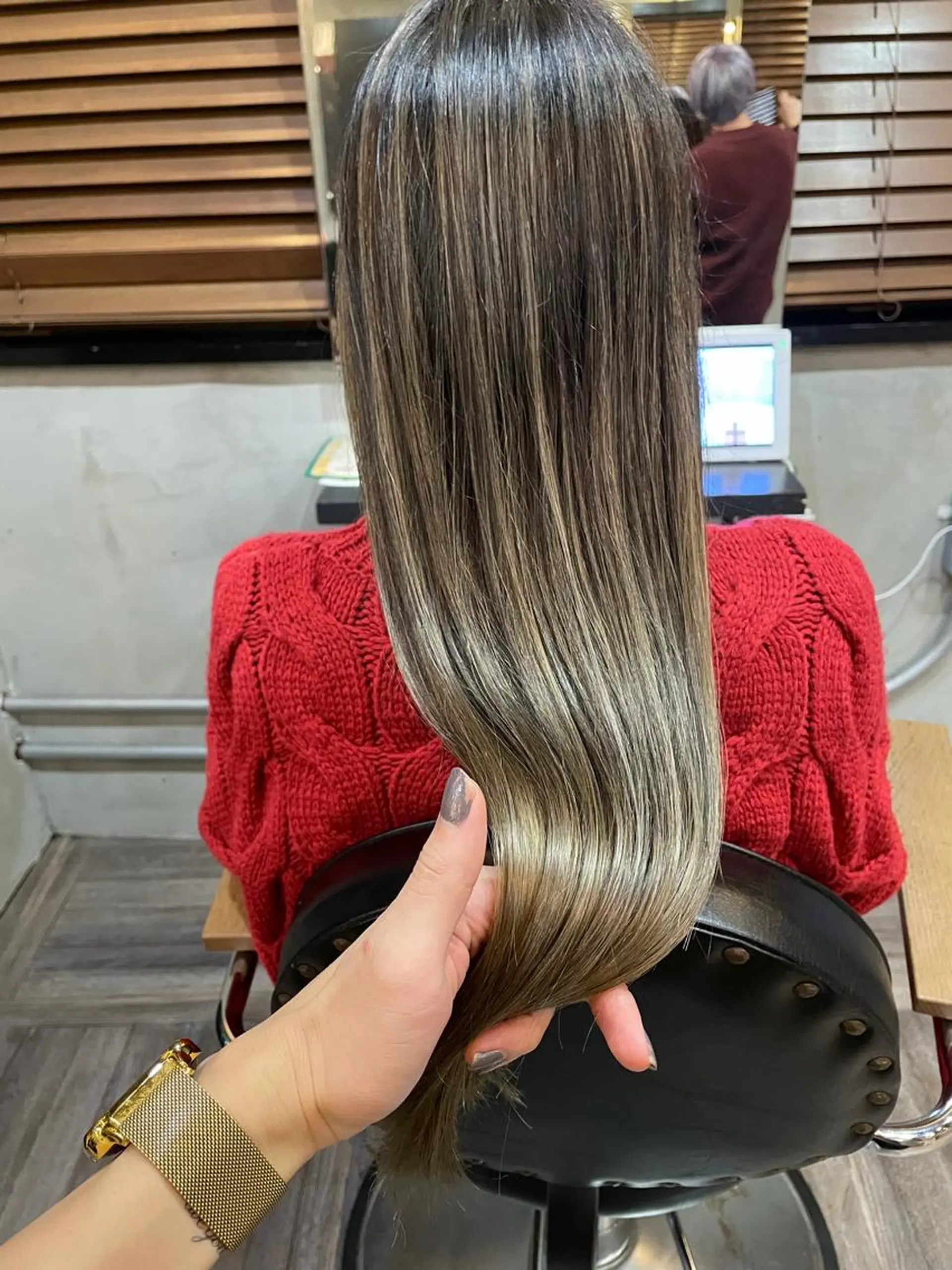 ロング カラー バレイヤージュ レイヤーカット La fith 店長 城谷颯人のヘアスタイル