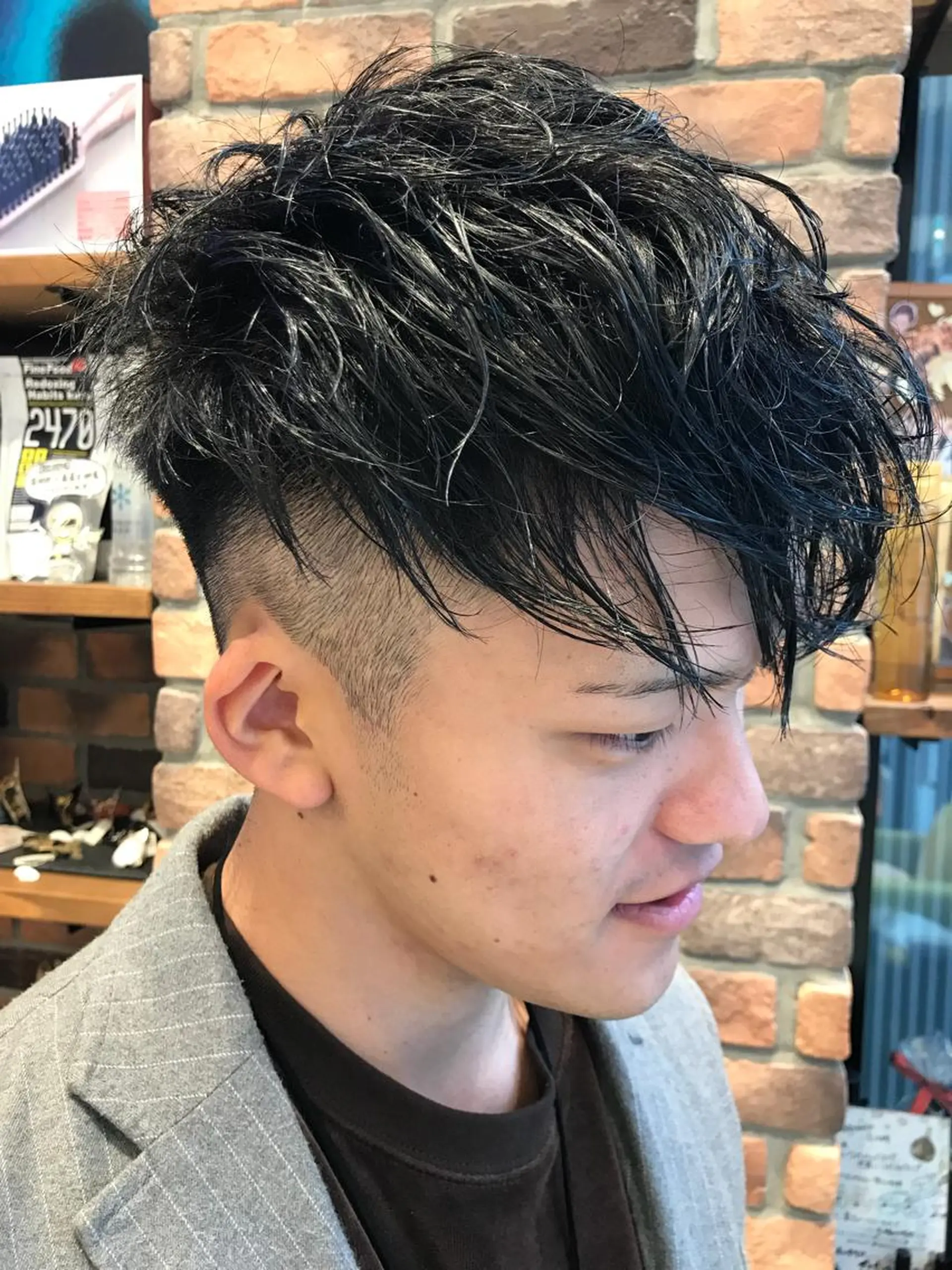 ショート カラー パーマ メンズ フェードカット 刈り上げ 黒髪 ブルーカラー ブルーブラック カット パーマ Vir by browのヘアスタイル