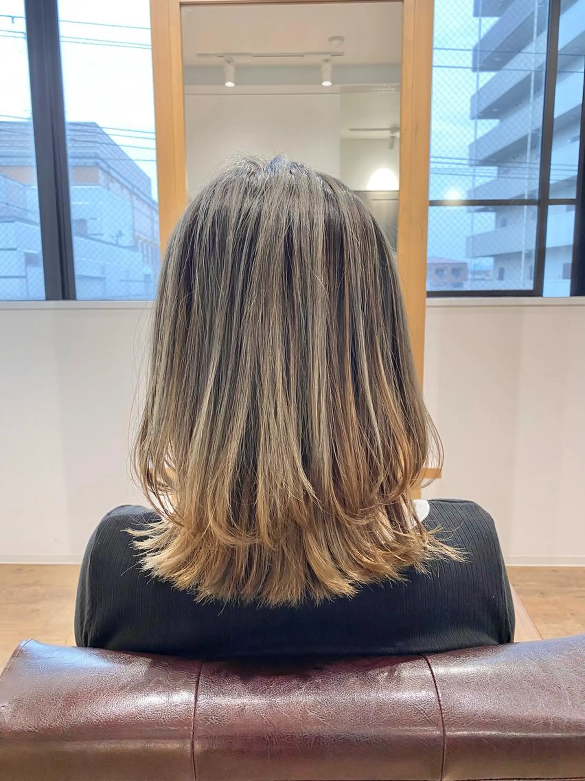 ミディアム カラー ミディアムレイヤー バレイヤージュ ベージュカラー ブリーチ シルバー カット ヘアカラー KIZU 髪質改善 オカルト怪談のヘアスタイル