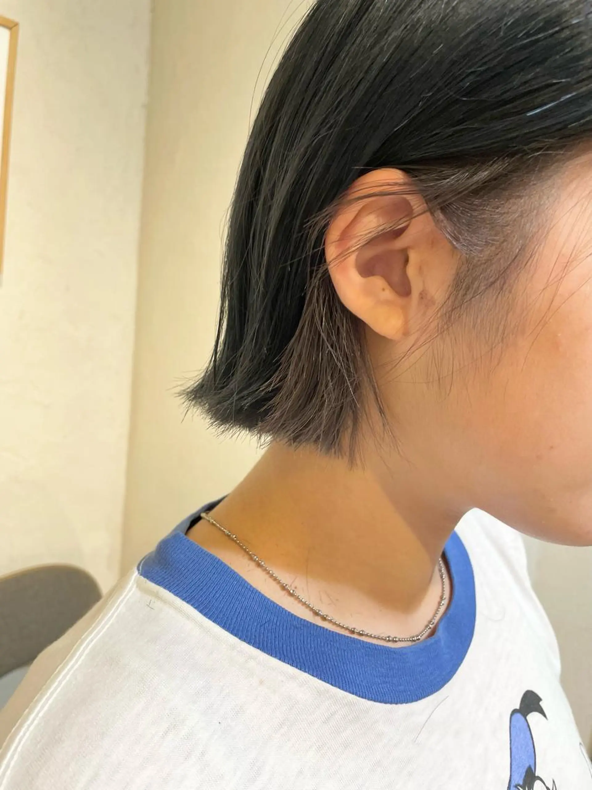 ミディアム カラー ベージュカラー ブルーカラー ブルージュ ホワイトベージュ ボブ Rin:nel hair所属・Takanishi くすみベージュカラーのヘアスタイル