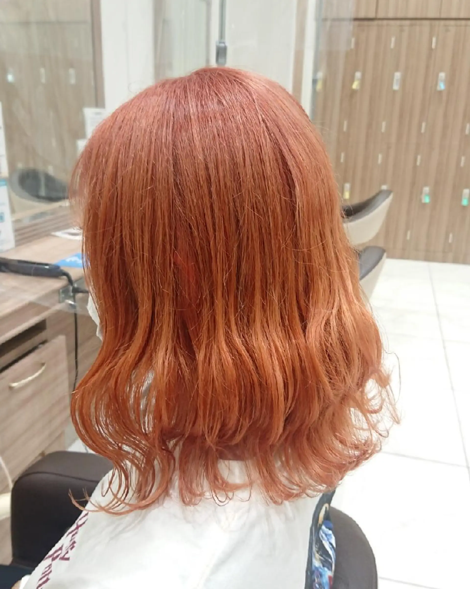 セミロング カラー ブリーチ ケアブリーチ オレンジ あらげ 🌈推しカラー🌈ᵕのヘアスタイル