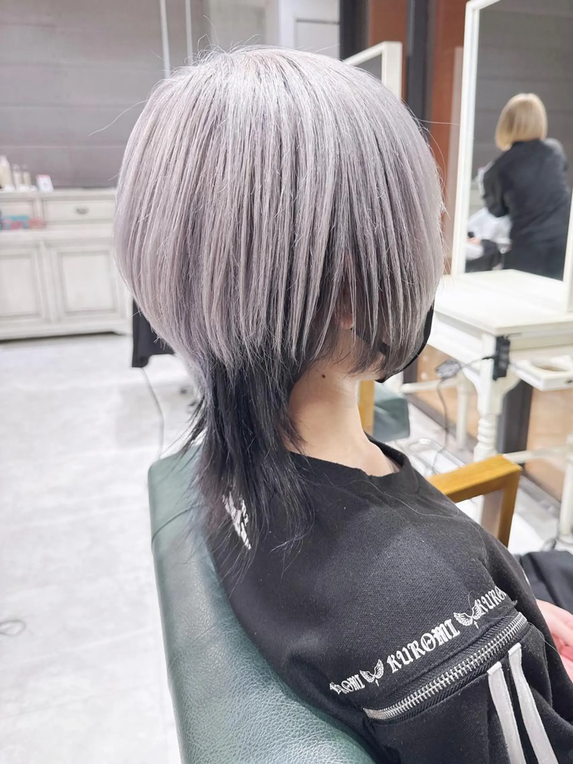 ミディアム カラー ヘアアレンジ インナーカラー シルバー ホワイトシルバー Days 透明感カラーのヘアスタイル