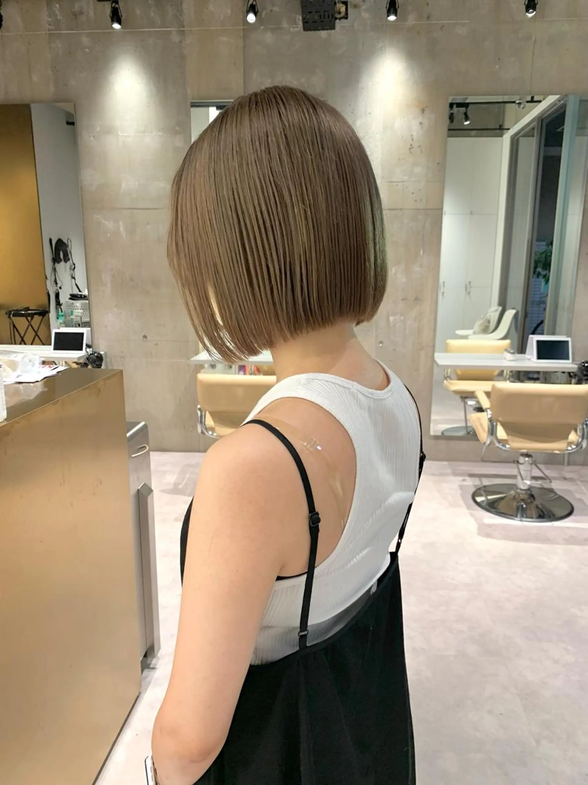 ショート カラー ベージュカラー ミルクティーベージュ ボブ iLi所属・iLi 《イリ》のヘアスタイル