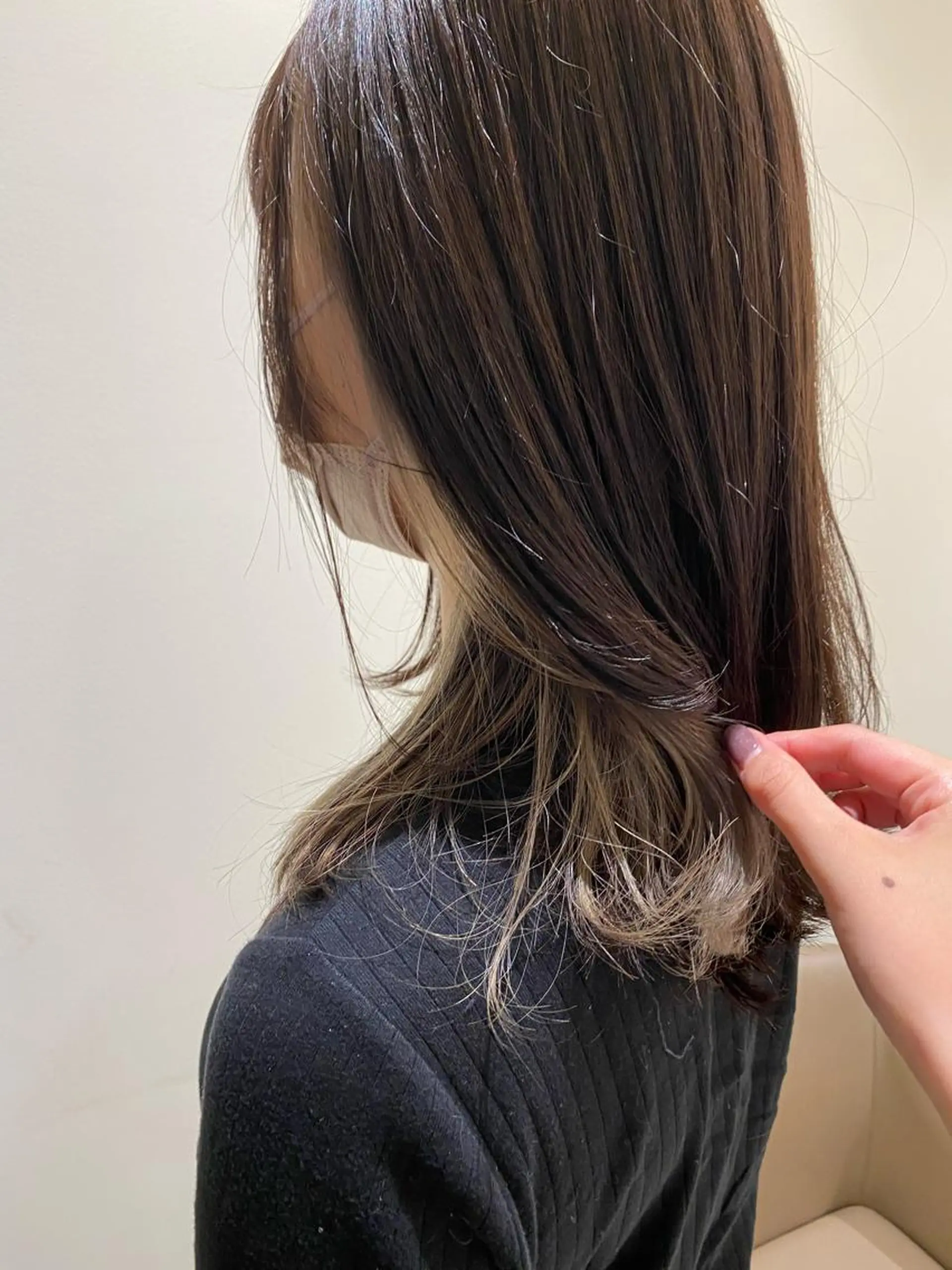 セミロング カラー ベージュカラー インナーカラー シルバー シルバーベージュ カット ヘアカラー トリートメント プレイングカラー🤍 細めハイライトのヘアスタイル