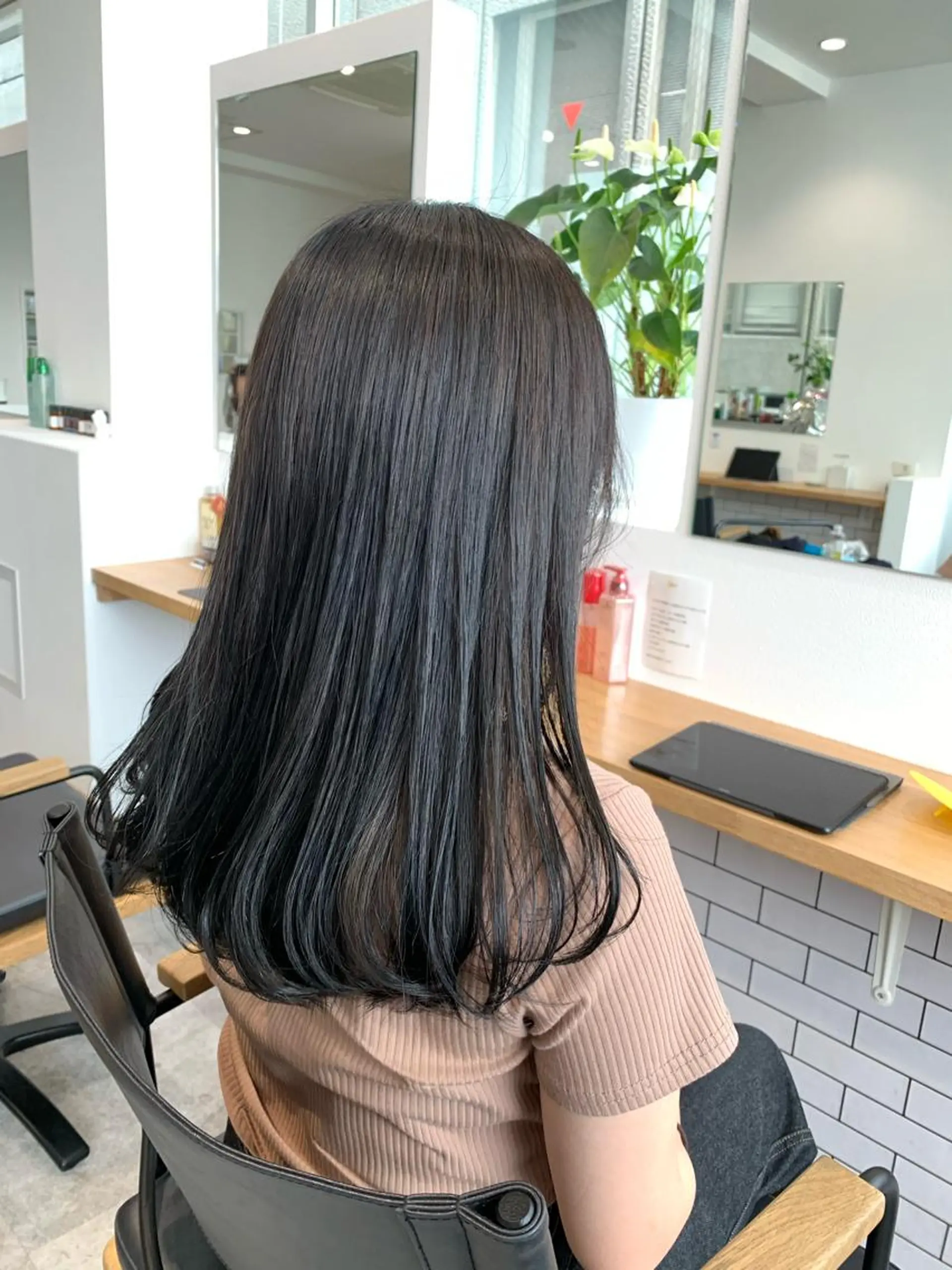 セミロング アッシュ ハイライト レイヤーカット 縮毛矯正 Nishida Ryomaのヘアスタイル