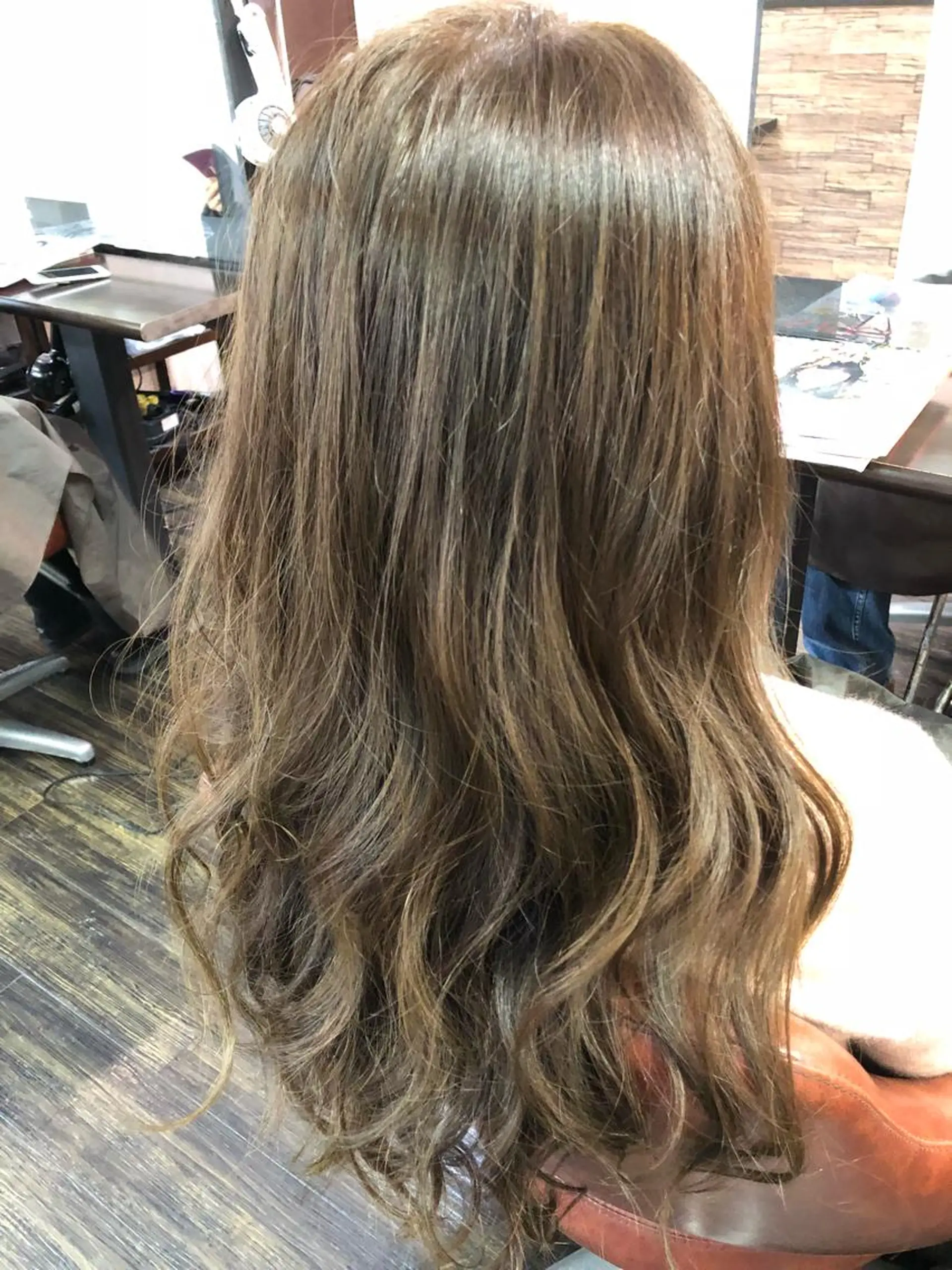 ロング カラー ベージュカラー ミルクティーベージュ カット ヘアカラー パーマ トリートメント 川野 賢のヘアスタイル
