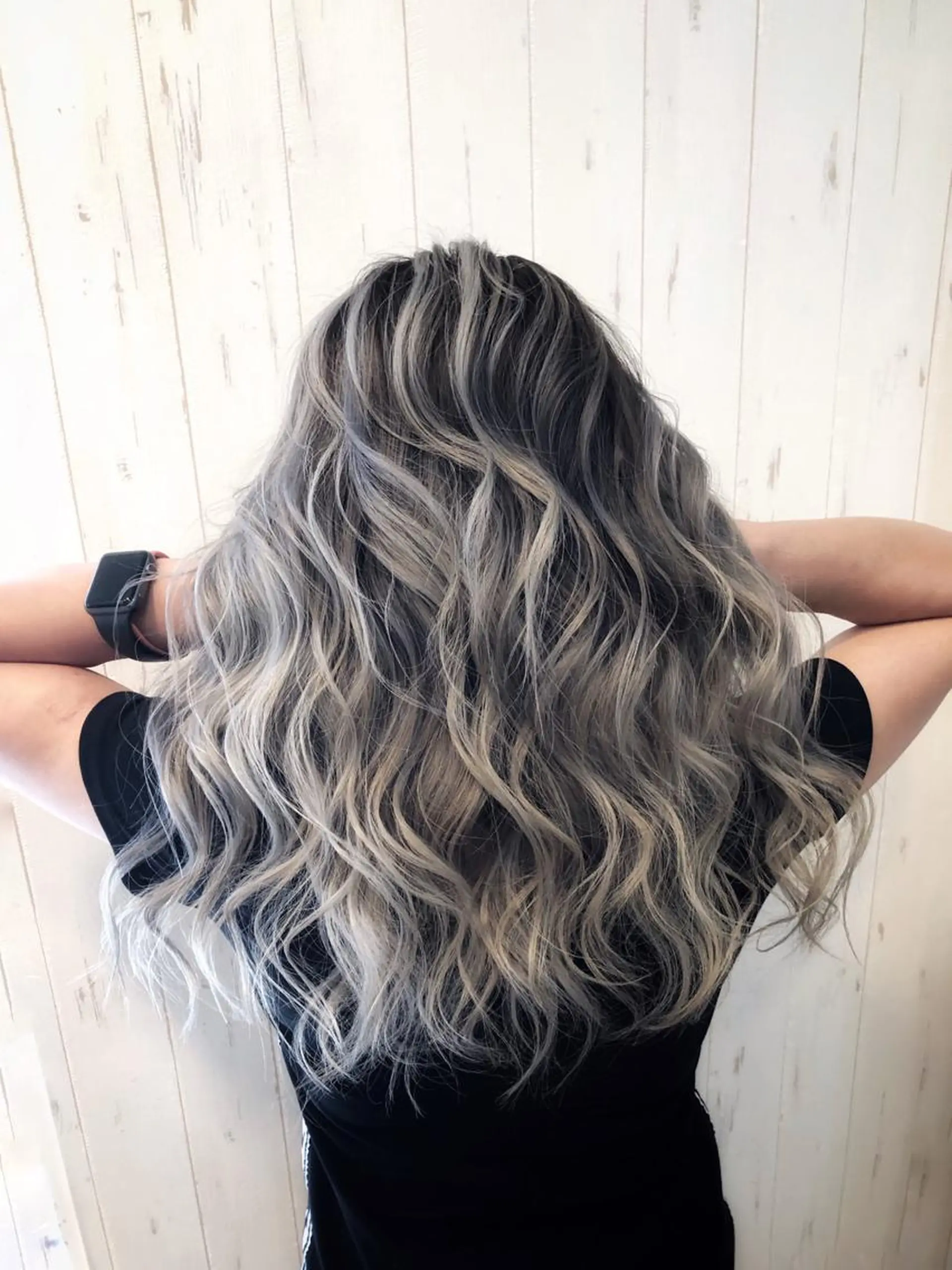 ロング シールエクステ アッシュ アッシュグレー エクステ ハイライト ヘアカラー トリートメント LOCO Ko-kiのヘアスタイル