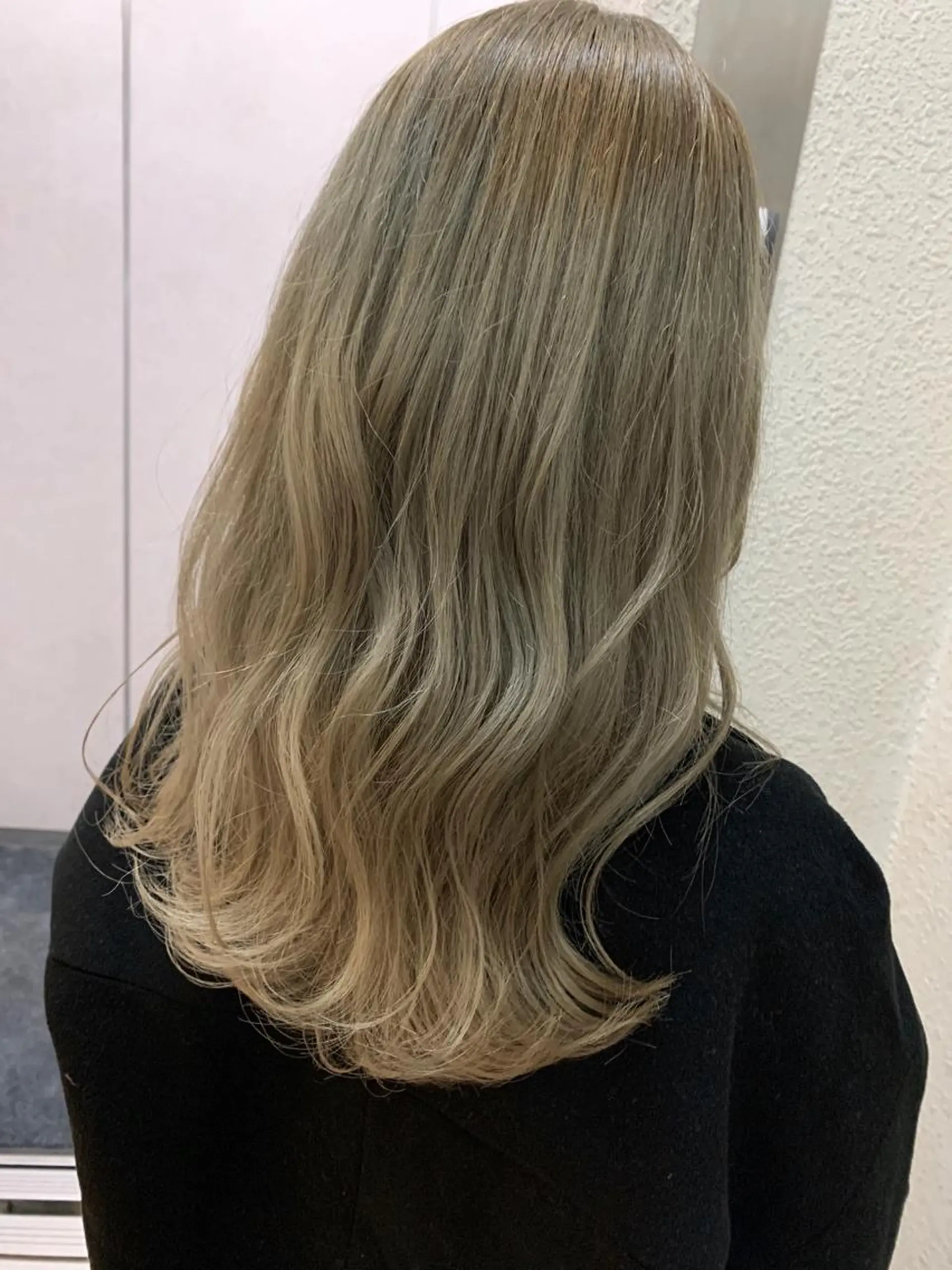 セミロング カラー ベージュカラー ブリーチ ケアブリーチ ミルクティーベージュ ヘアカラー Fuuu《フゥ》所属・シノザキ シンゴのヘアスタイル