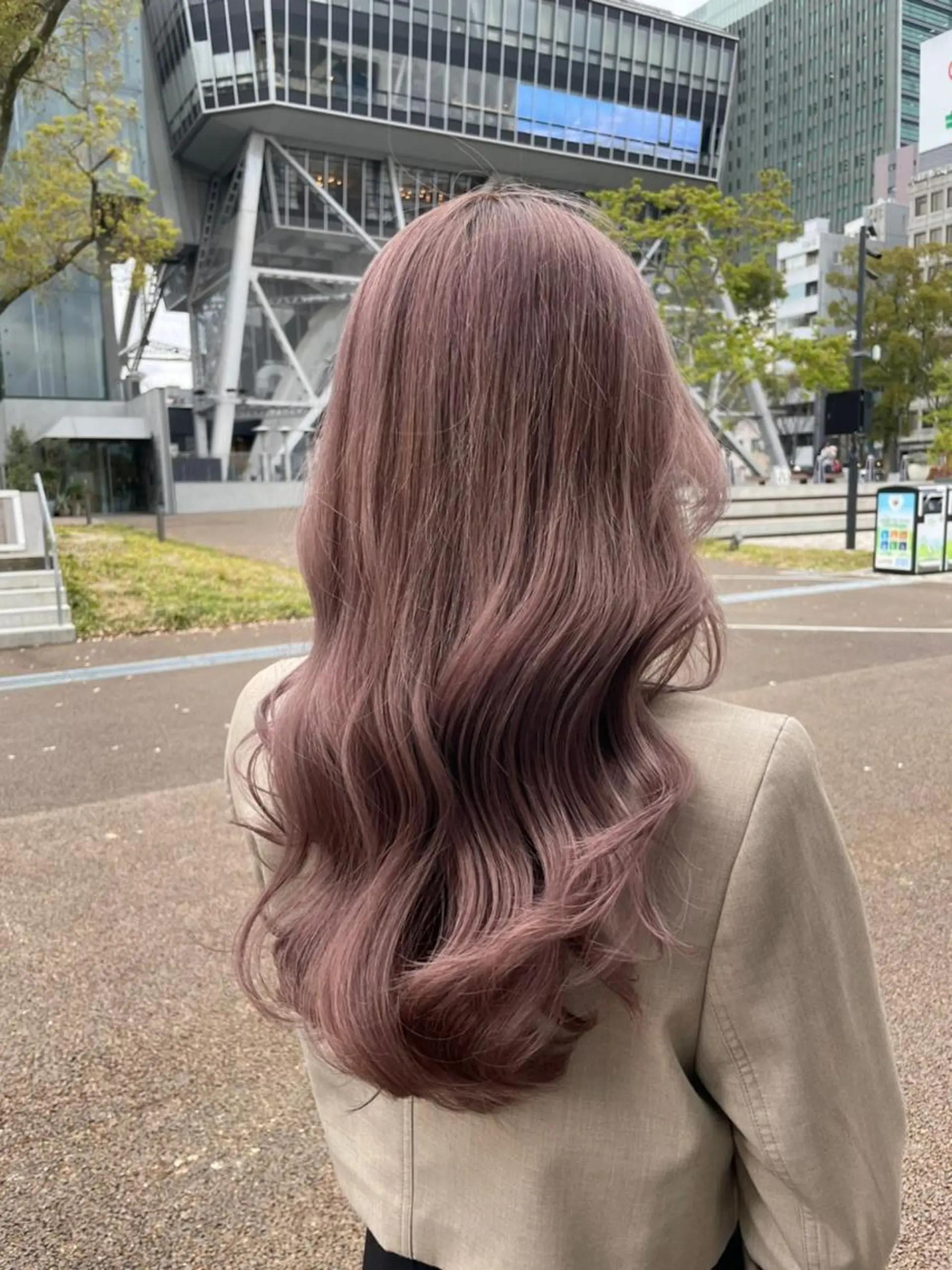 ロング カラー パーマ アディクシーカラー アッシュ バレイヤージュ ミストバング ベージュカラー N° +aero 横浜のヘアスタイル