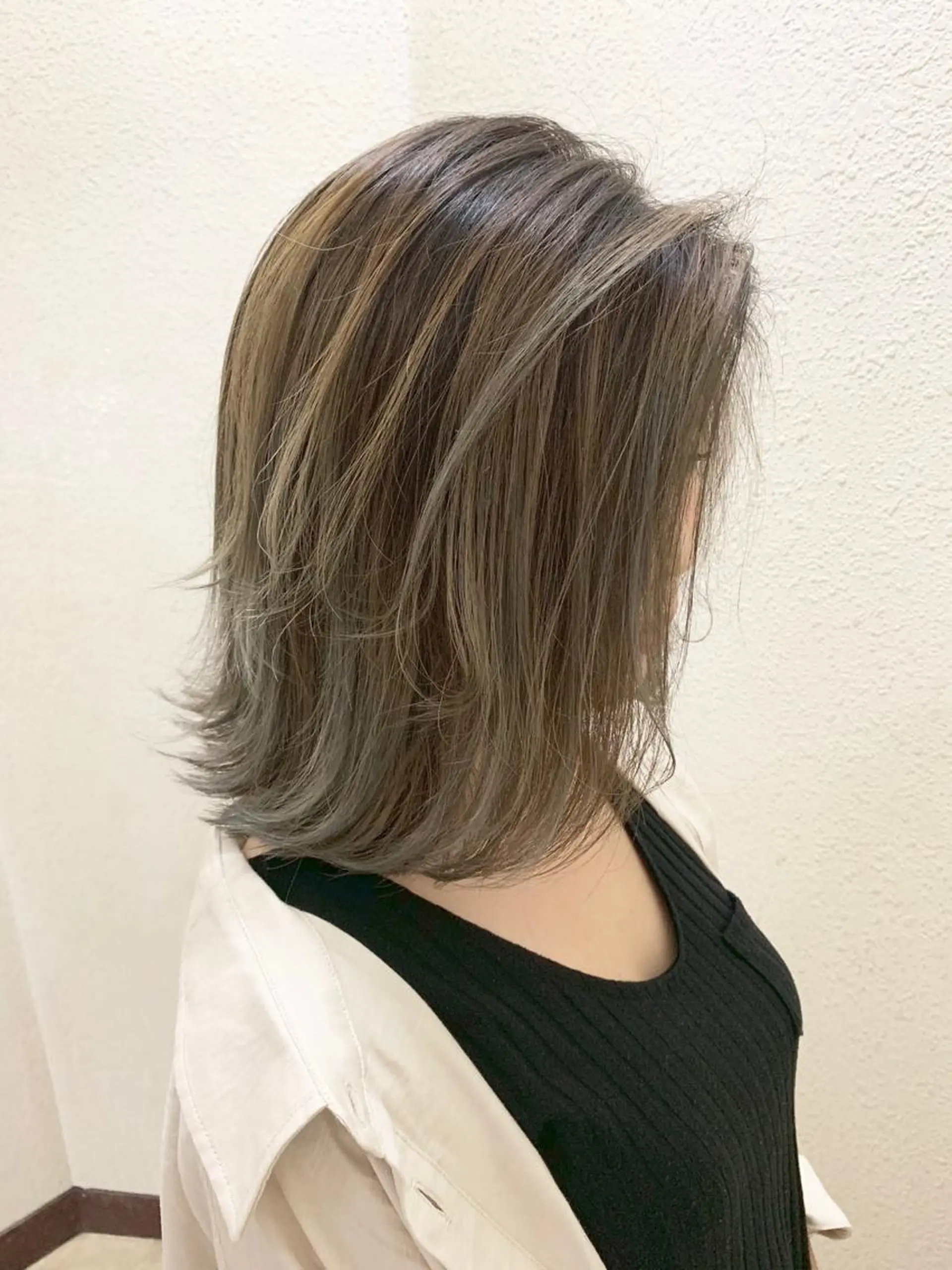 ミディアム カラー アッシュ バレイヤージュ ブリーチ シルバー シルバーアッシュ ヘアカラー 💈平島 拓也💈のヘアスタイル