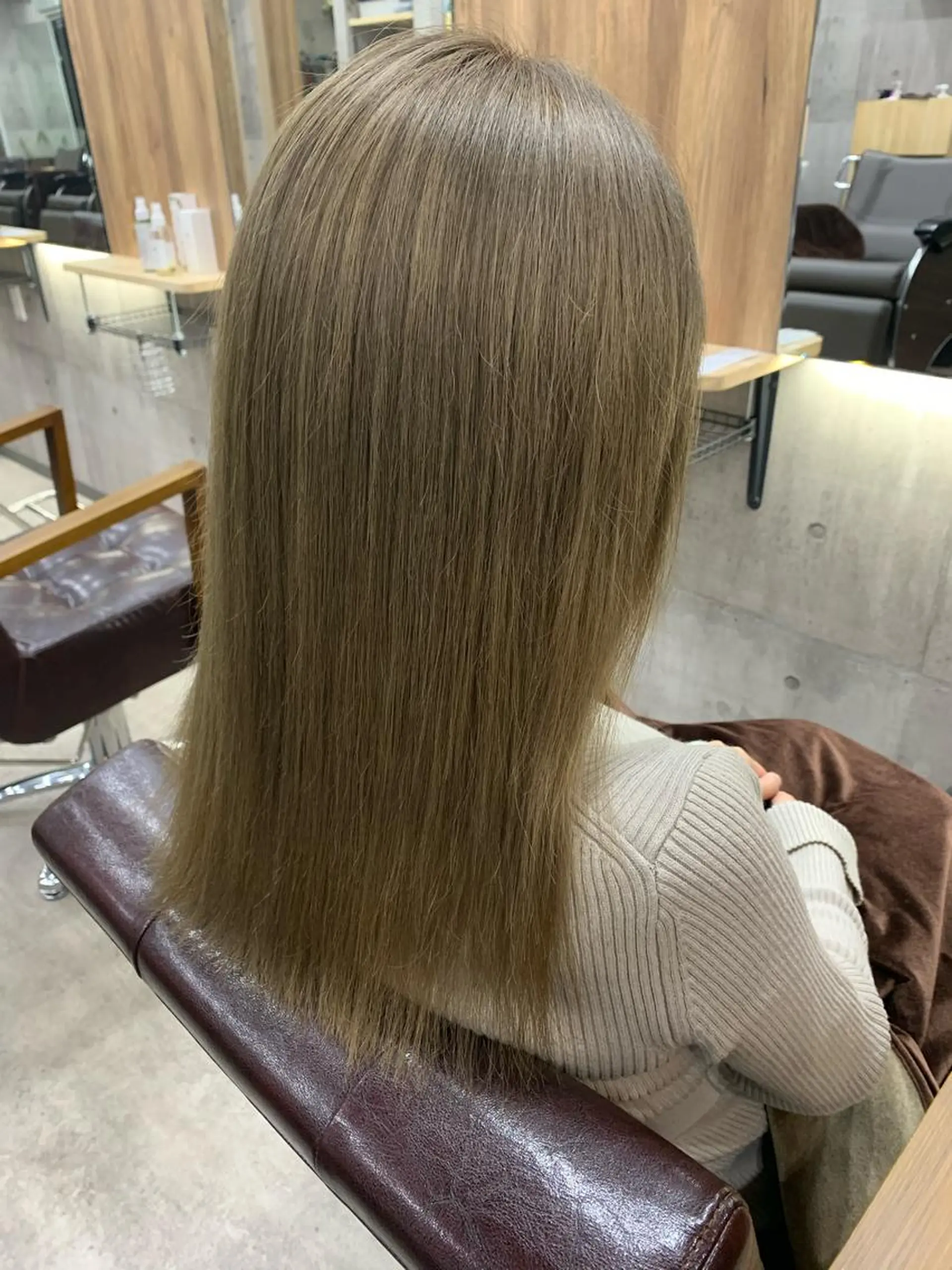 セミロング カラー バレイヤージュ ベージュカラー ブリーチ ケアブリーチ ダブルカラー ヘアカラー memento 斎藤大覚のヘアスタイル