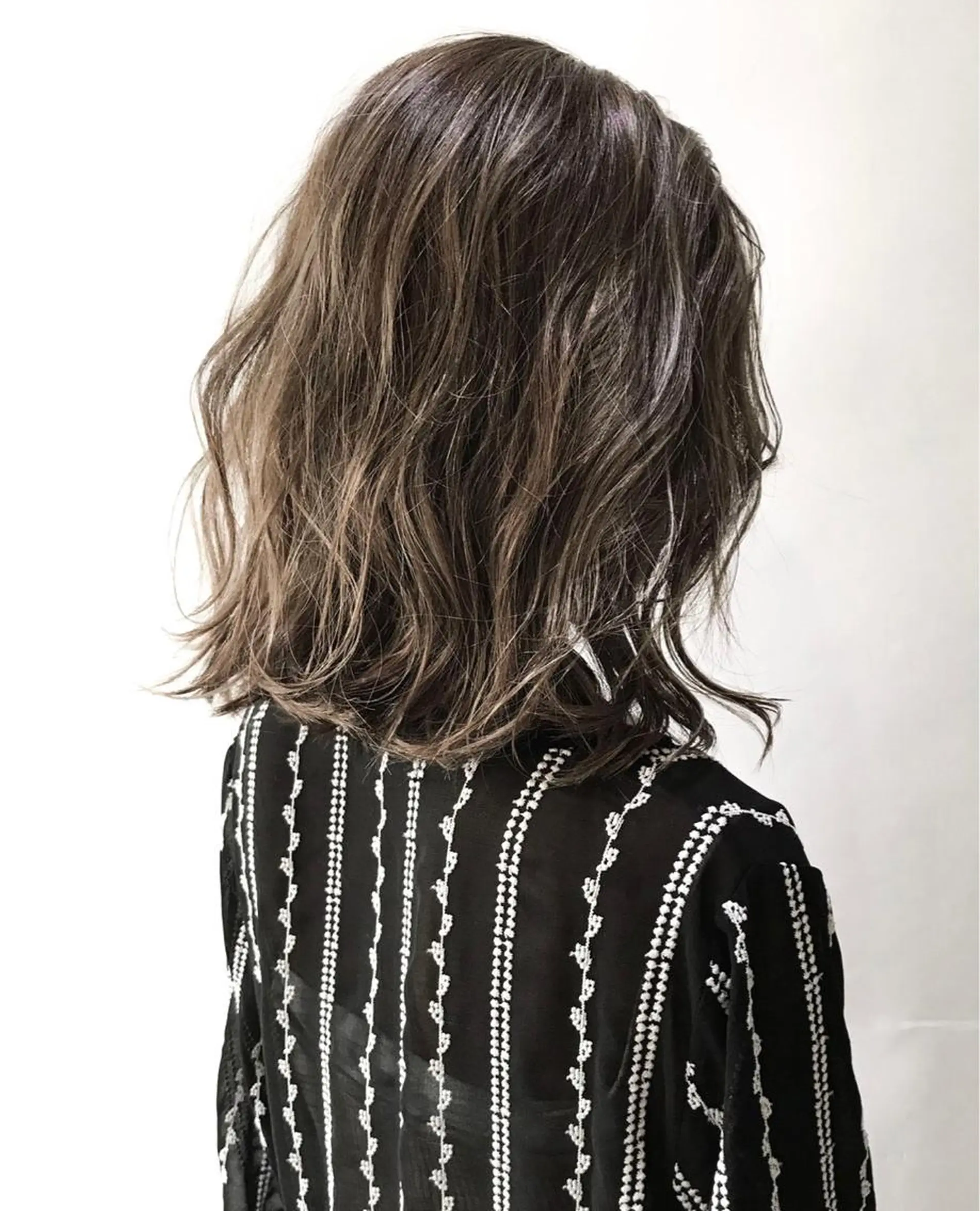 ミディアム カラー グレージュ ヘアデザイン ヴェルダのヘアスタイル