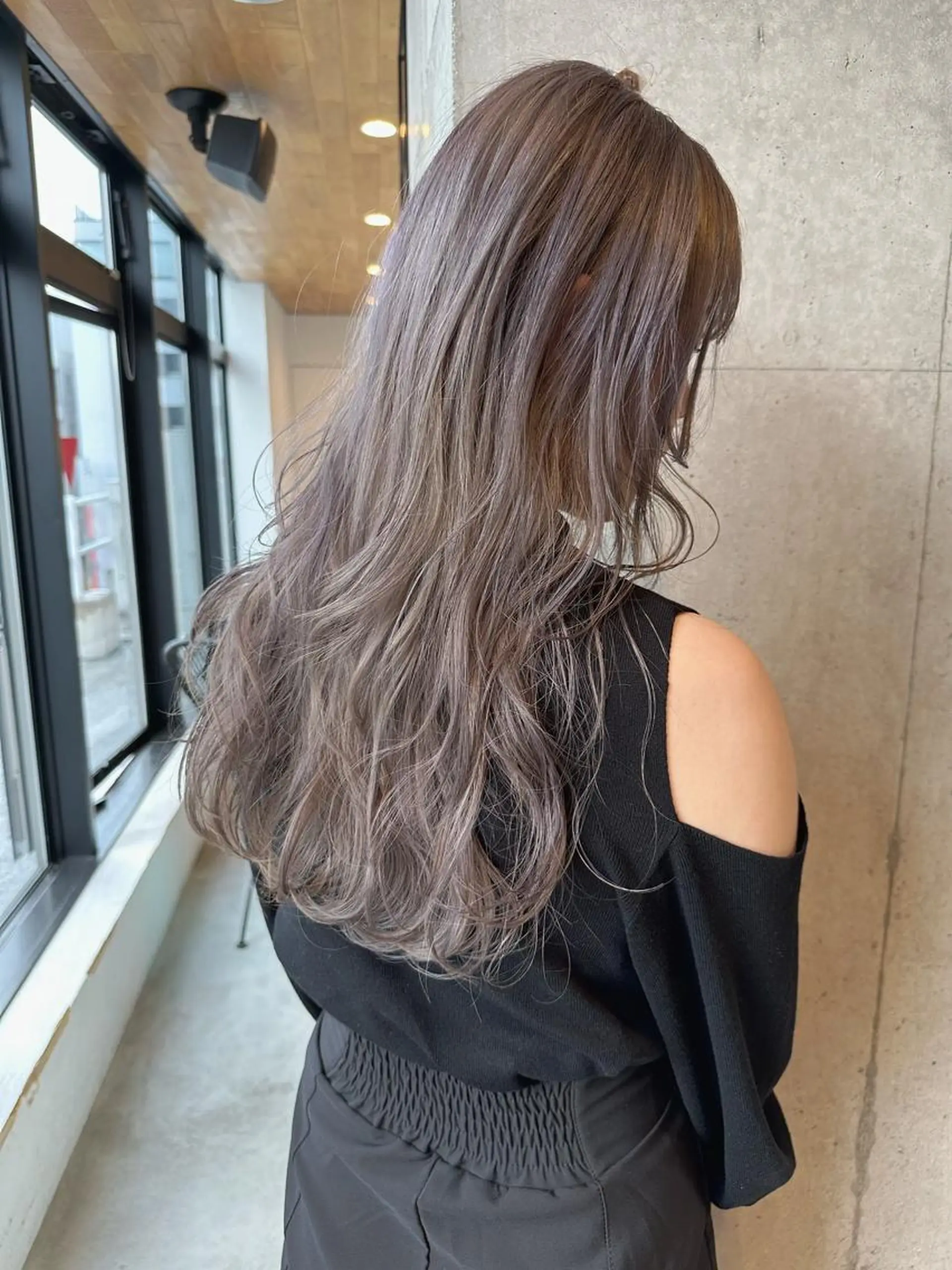 ロング ヘアアレンジ カラー ベージュ/ダブルカラ ー/新潟駅/青柳萌果のヘアスタイル