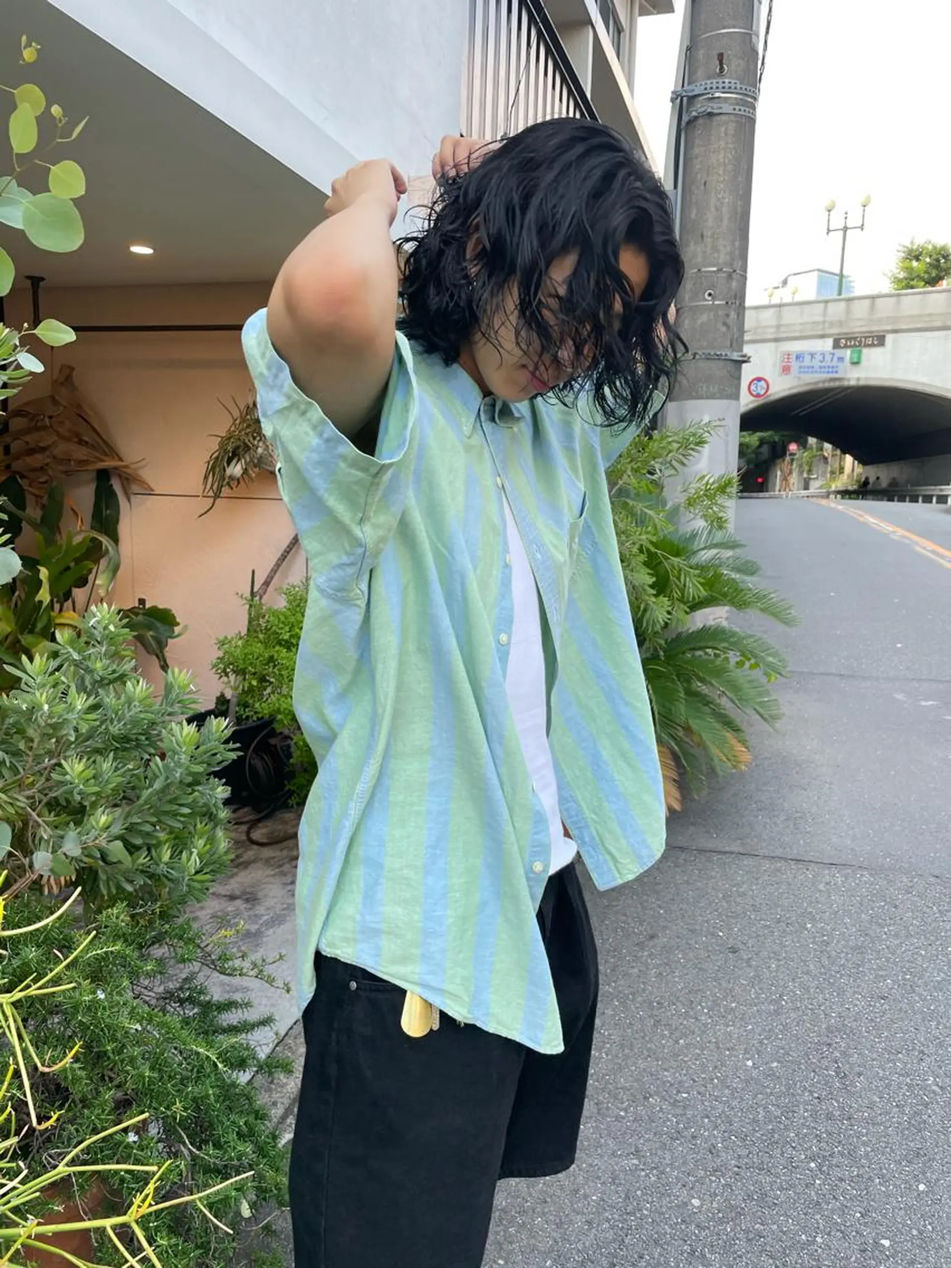 カラー パーマ メンズ メンズバレイヤージュ メンズブリーチ センターパート フェードカット メンズハイライト スパイラルパーマ 🌐hina⭐️のヘアスタイル