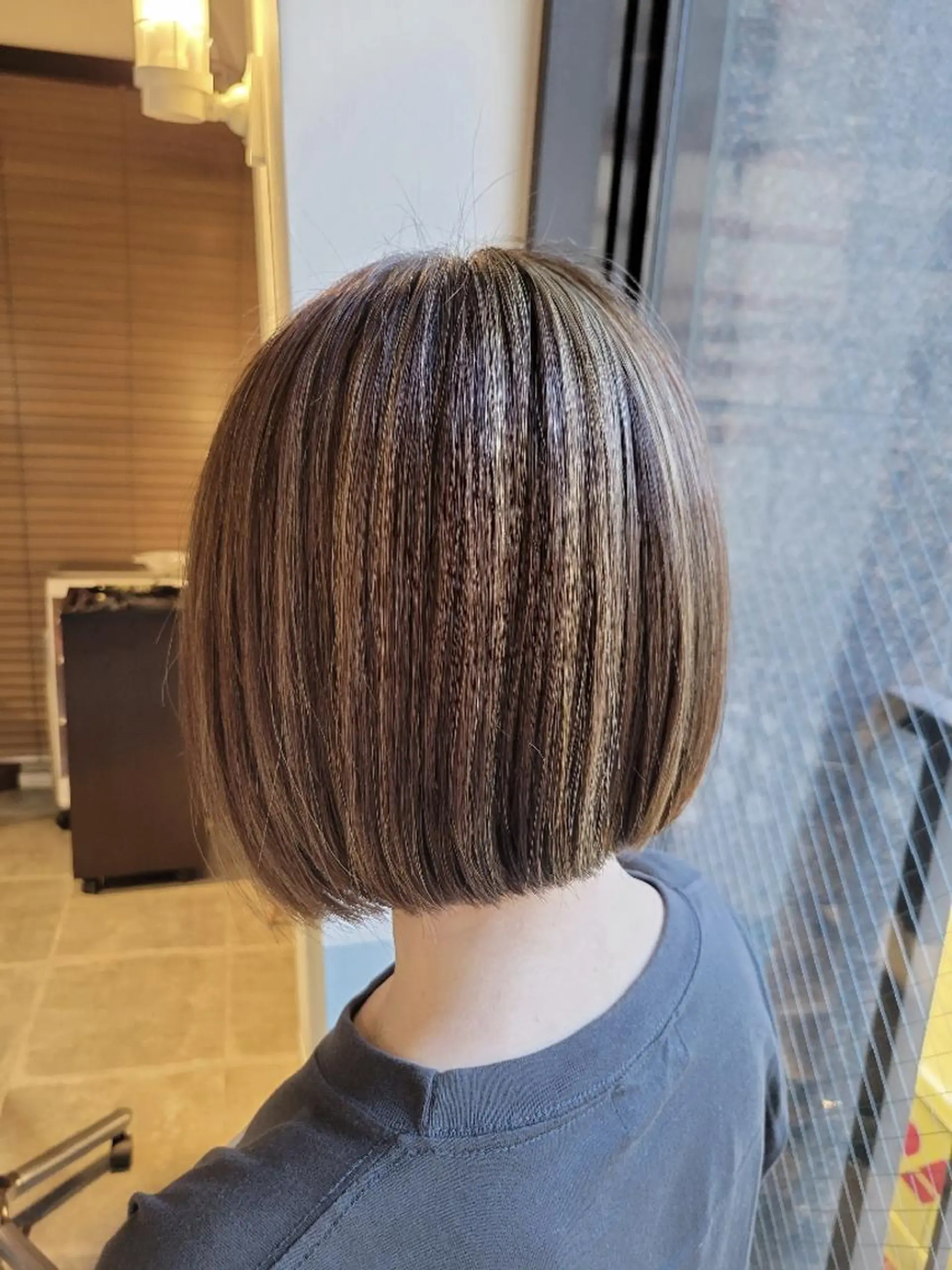 ショート アッシュ ボブ ハイライト alushe 岡 陽子のヘアスタイル