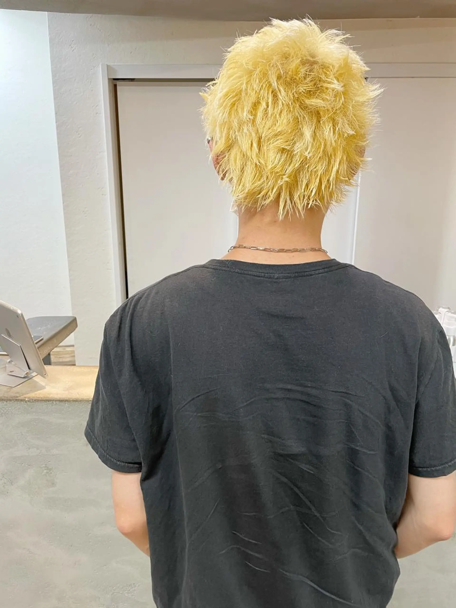 ショート カラー ヘアアレンジ メンズ 抜きっぱなしブロンド ブロンド カット ヘアカラー トリートメント 丸山渉/パーマ エフェクトブリーチのヘアスタイル