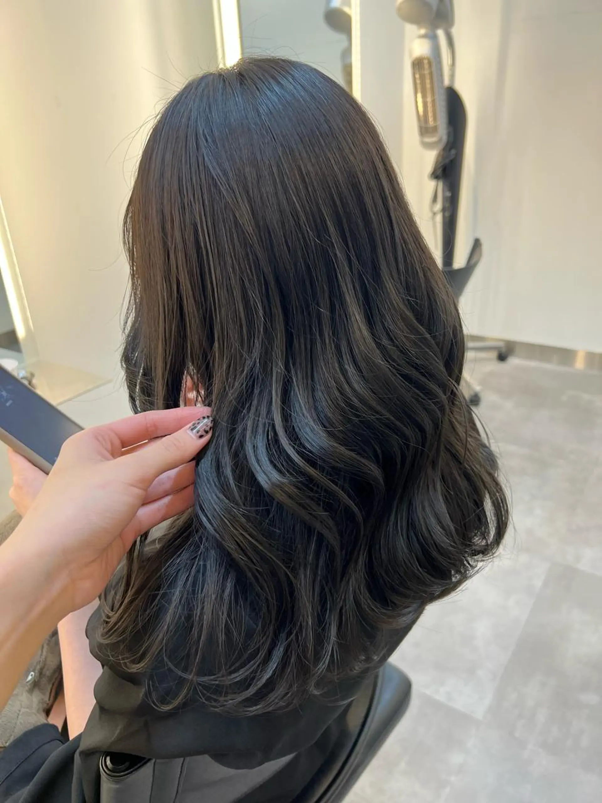 ロング カラー 黒髪 ブルーカラー ブルーブラック 透明感カラー 丸田 美沙希のヘアスタイル