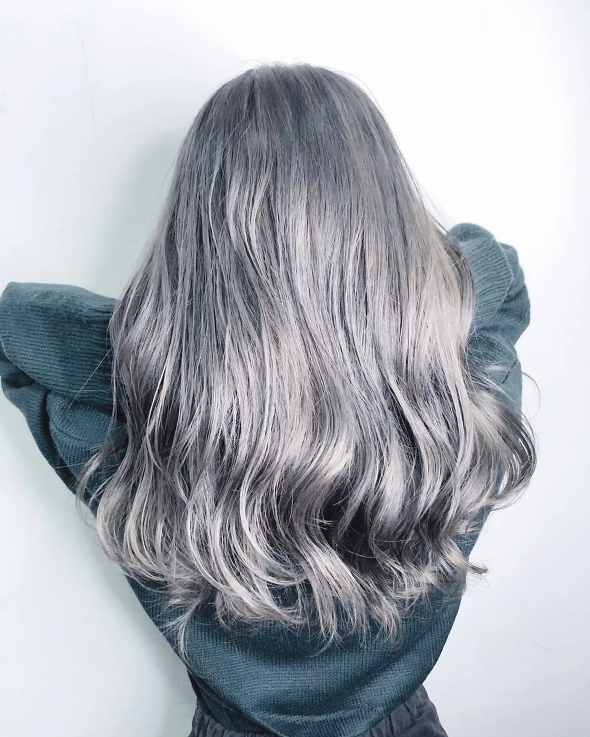 セミロング ＦＵＮＩＣ ファニックのヘアスタイル
