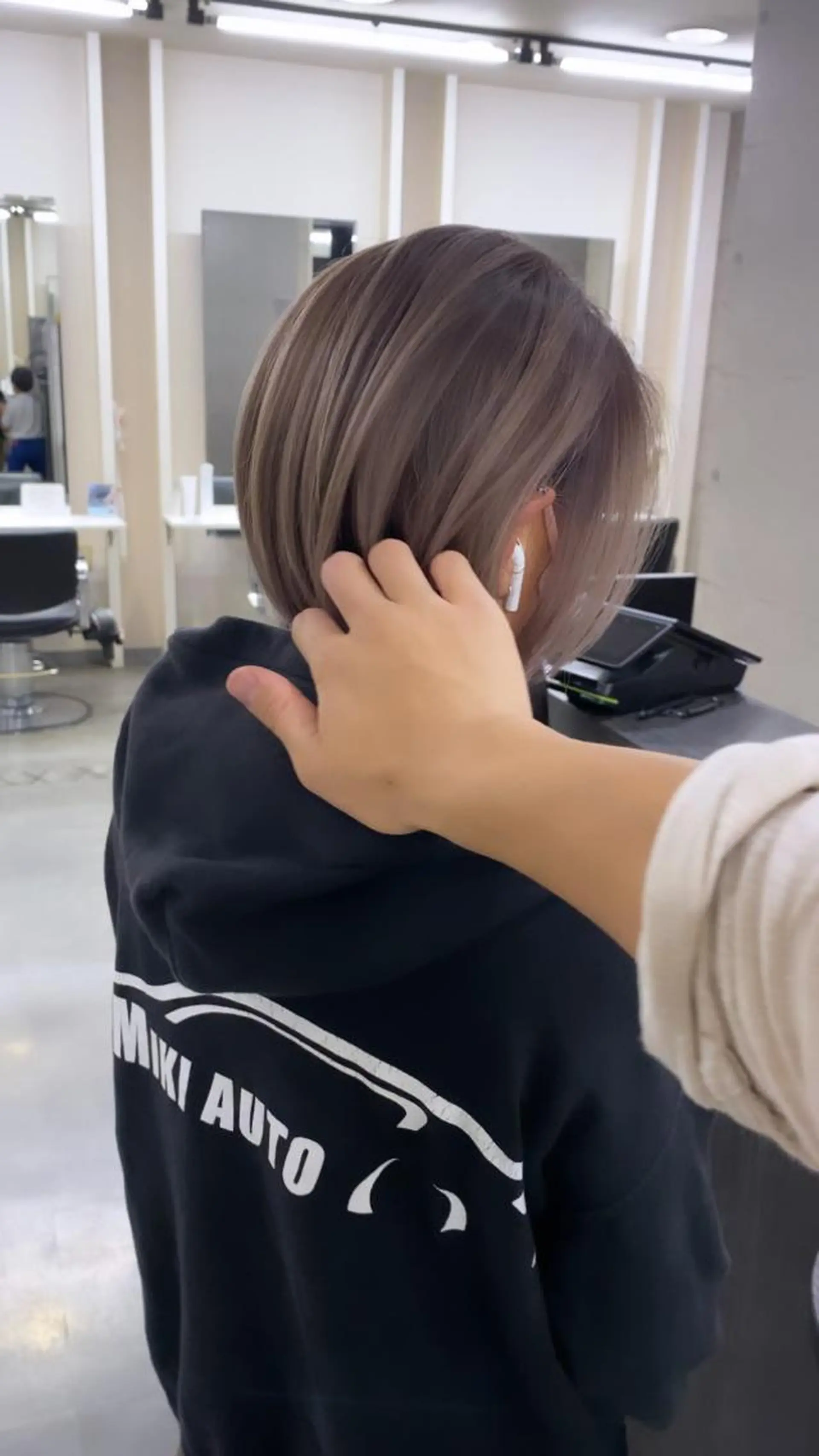 ショート カラー パーマ ヘアアレンジ アッシュ バレイヤージュ ブリーチ ブロンド ブラウンカラー ULu. 岡山駅店 髪質改善トリートメント＆ハイトーンカラー所属・SUZU/岡山/矯正 ハイトーン/レイヤーのヘアスタイル