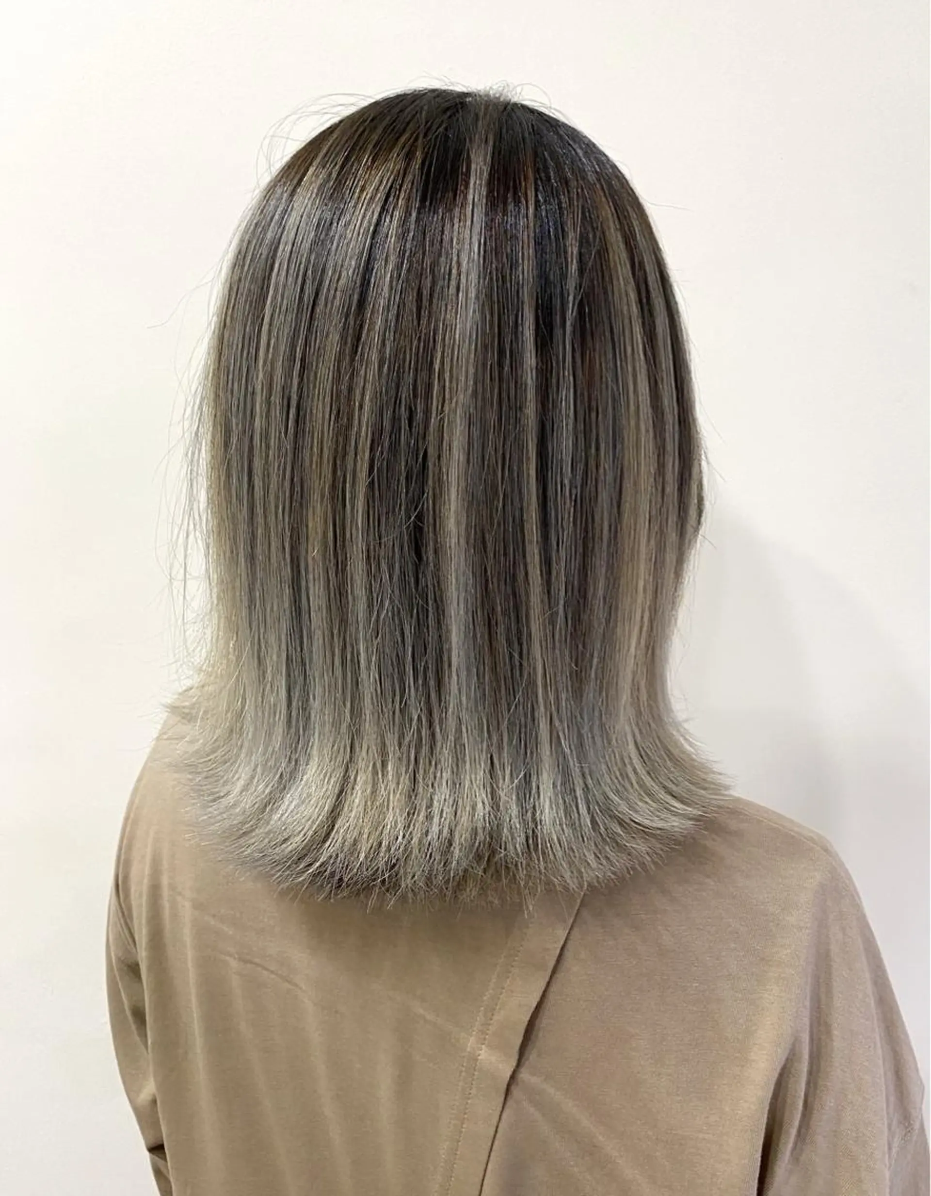 ミディアム カラー カット ヘアカラー トリートメント 服部 樹季のヘアスタイル