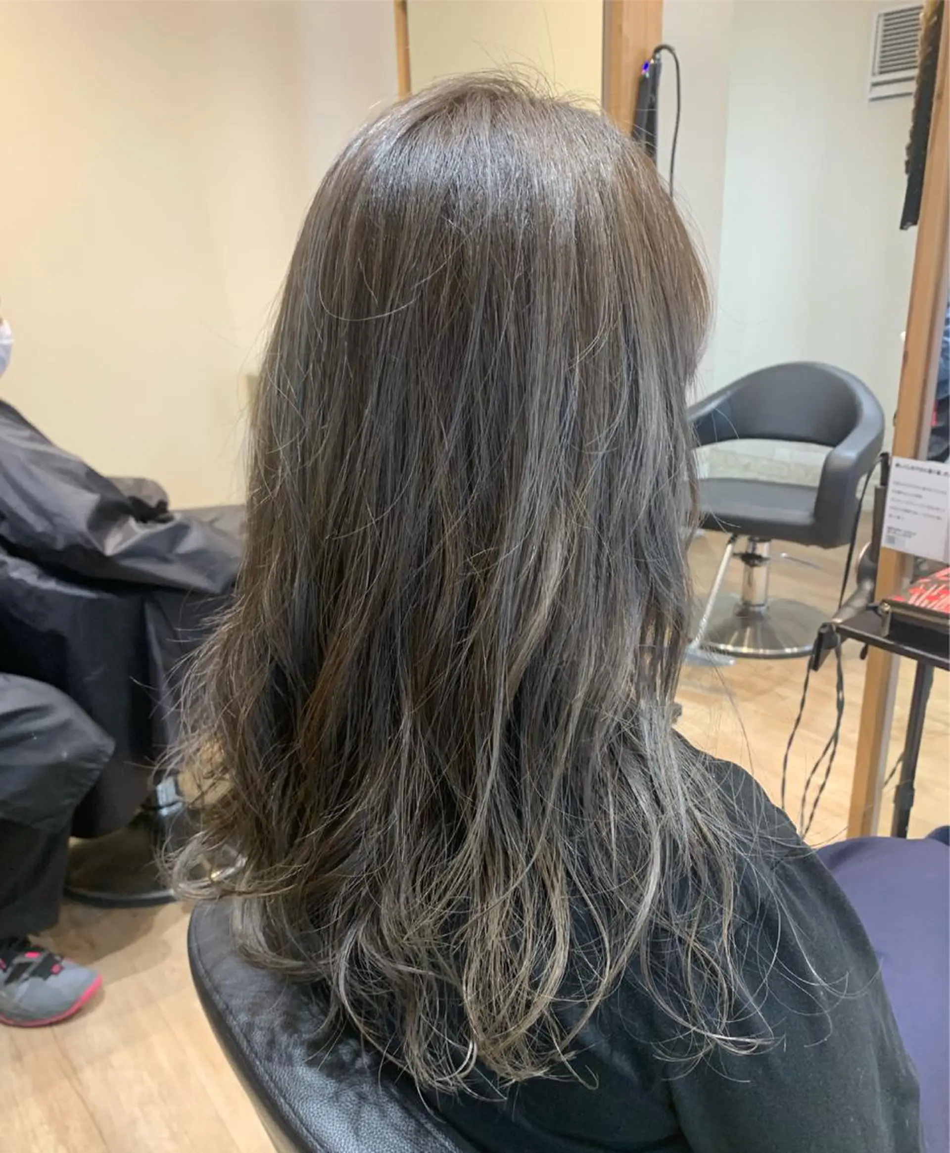 セミロング カラー ベージュカラー シルバー シルバーベージュ ヘアカラー 大久保 隆蔵のヘアスタイル