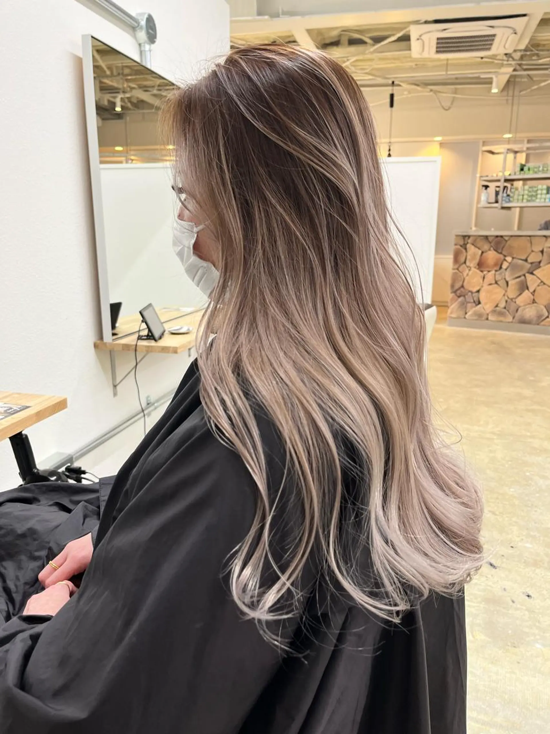 ロング レイヤーカット ヘアカラー トリートメント Tsuyoki .のヘアスタイル