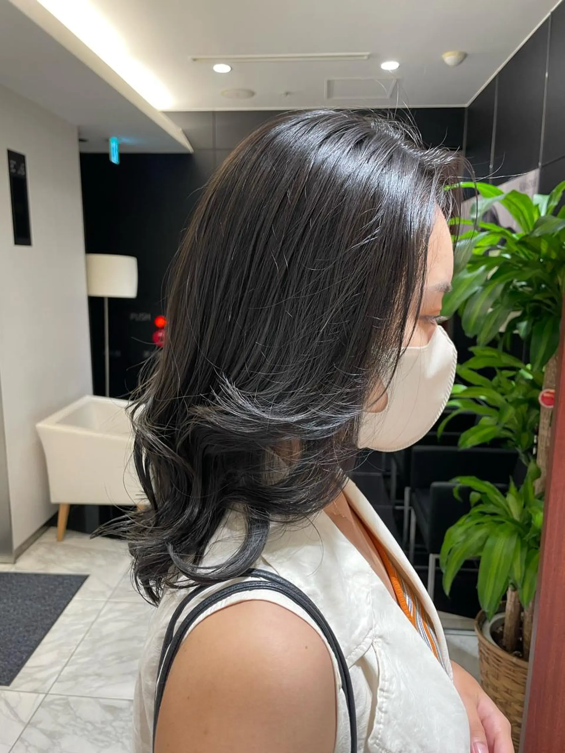 ミディアム ヘアカラー トリートメント コテ巻きパーマ 藤野佑成のヘアスタイル