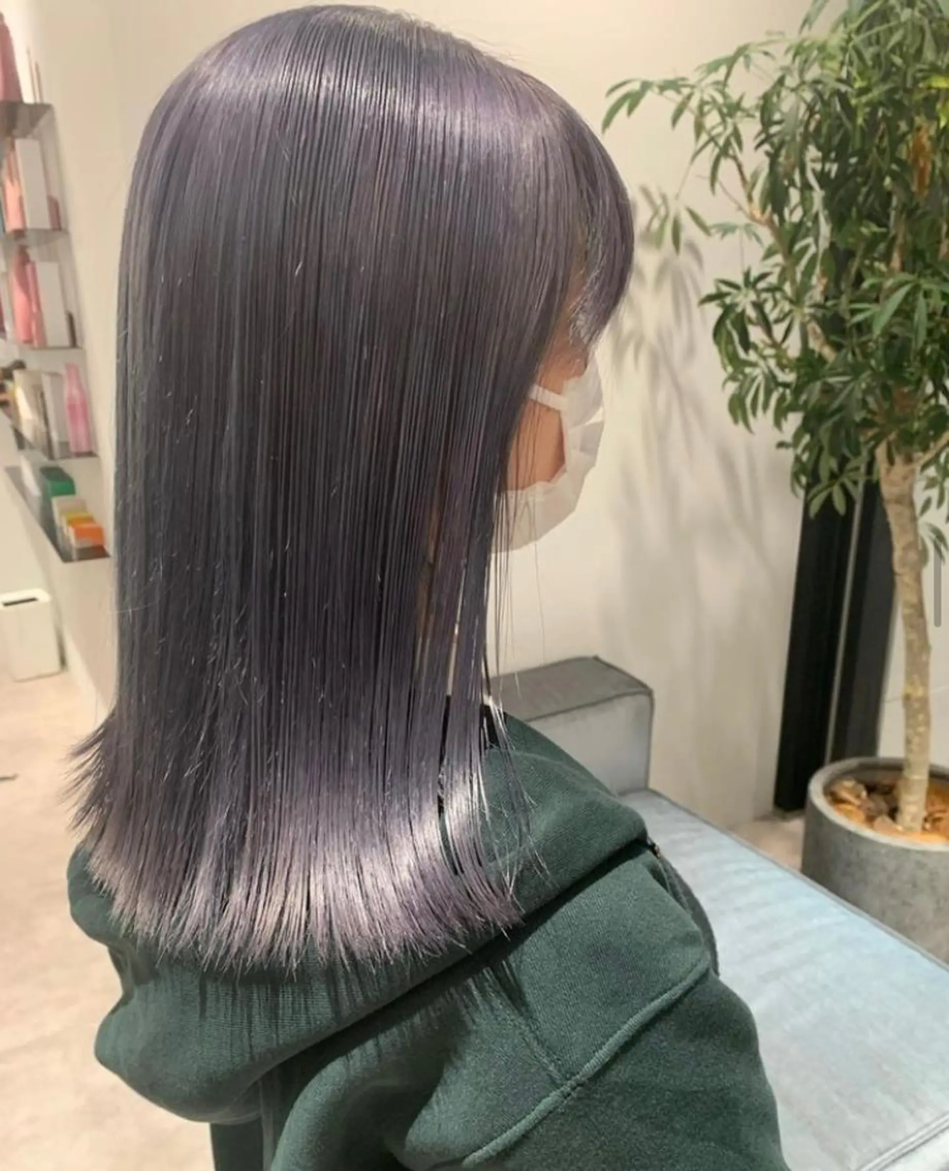 セミロング カラー ブリーチ シルバー サキ🤍ハイトーン 🩰くびれ巻きヘアのヘアスタイル