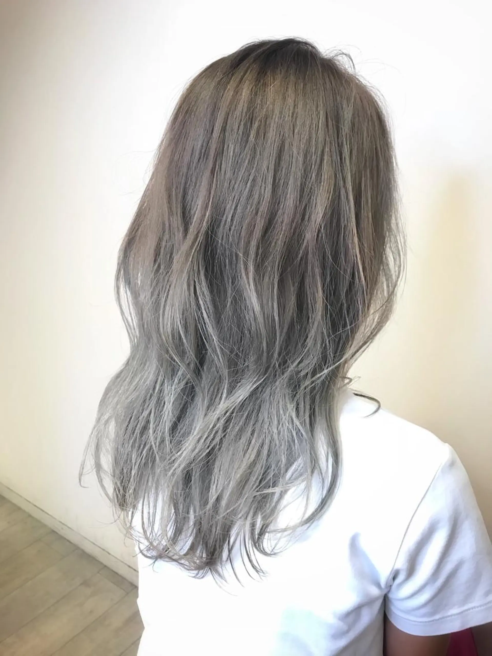セミロング カラー ブリーチ ケアブリーチ グラデーションカラー イルミナカラー ヘアカラー トリートメント chiyo yasuのヘアスタイル