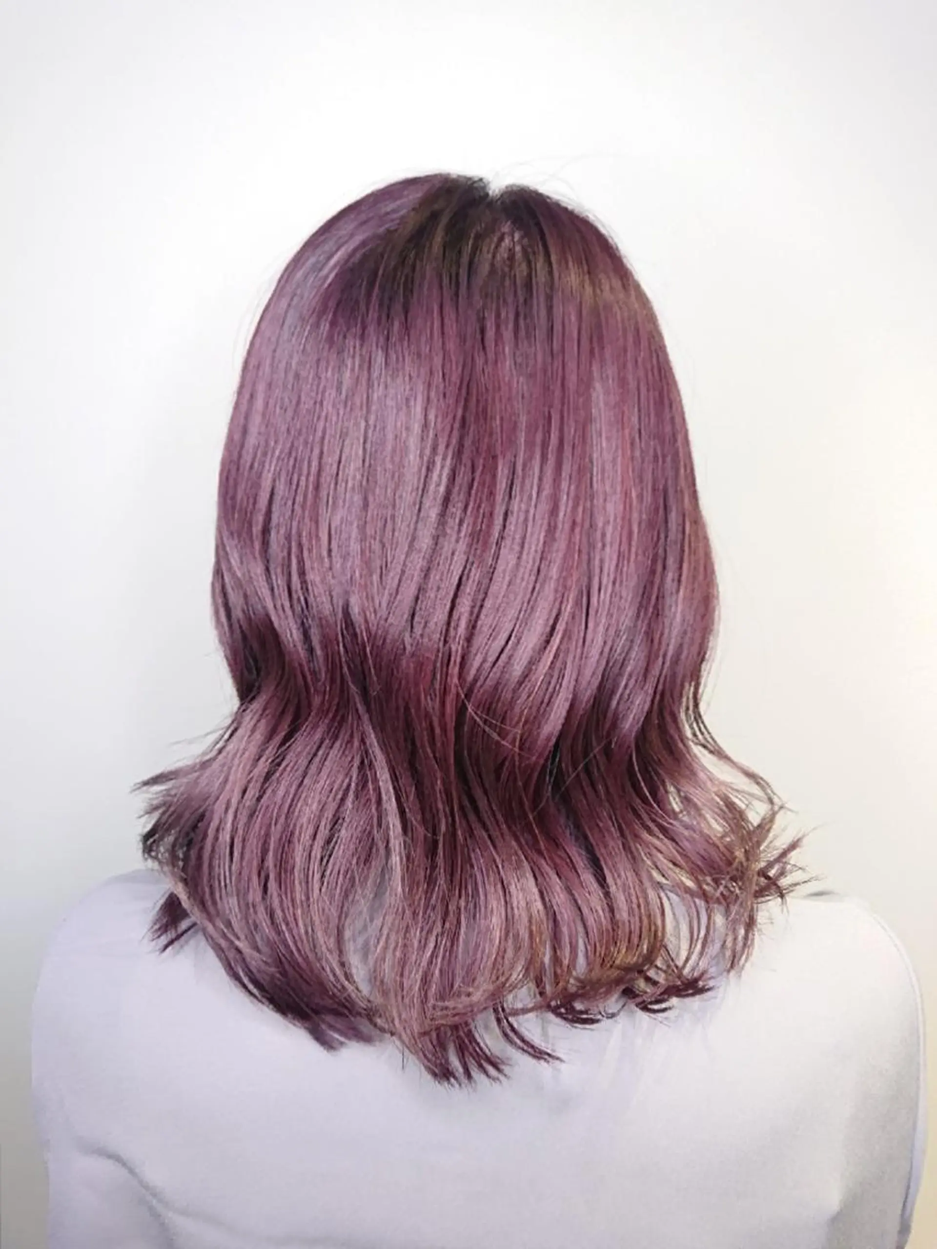 ミディアム ミディアムパーマ ラベンダーベージュ くびれヘア 外国人風カラー ハイライト hair design nico 川口店所属・タイキ  【nico】のヘアスタイル
