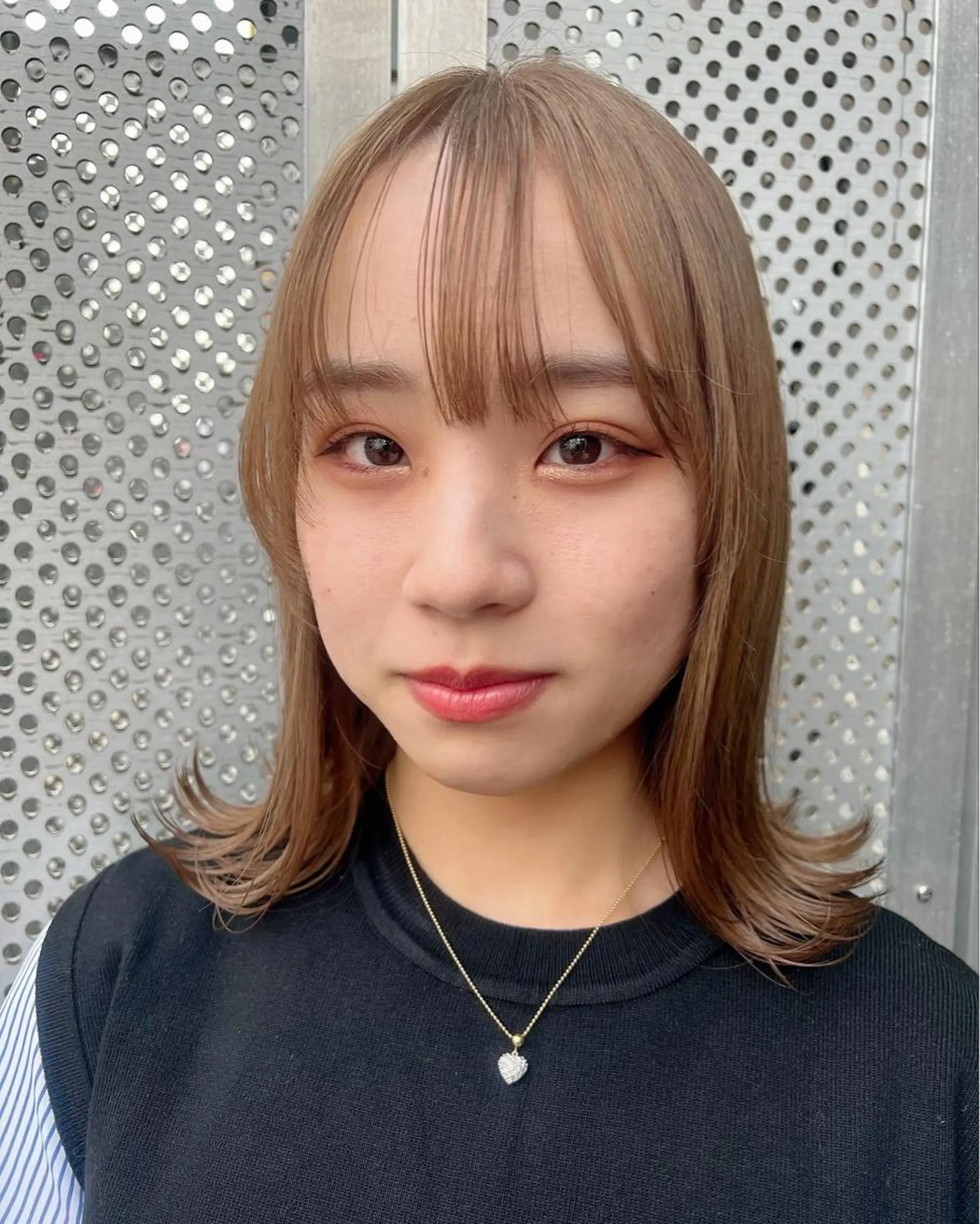 ミディアム カラー ベージュカラー ブリーチ ミルクティーベージュ モテ髪🌈細矢 森平のヘアスタイル