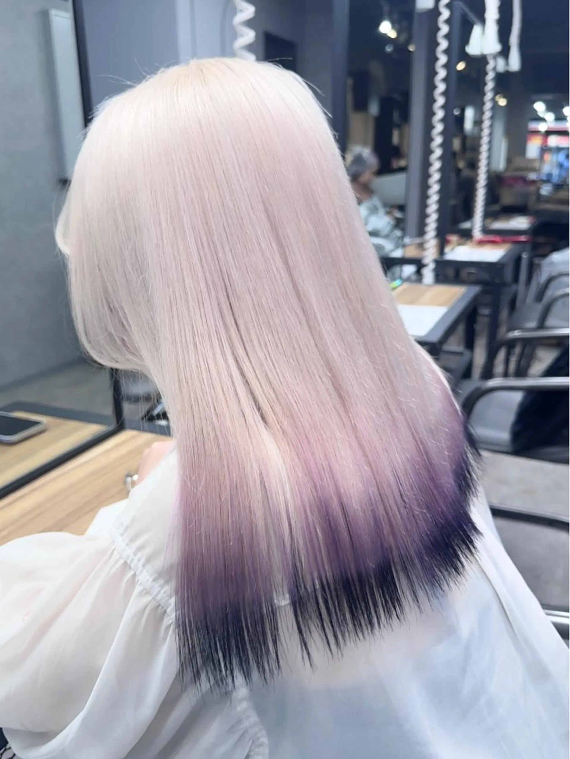 ロング 前髪カット🩶レイヤ ー🩶ハイトーン🩶のヘアスタイル