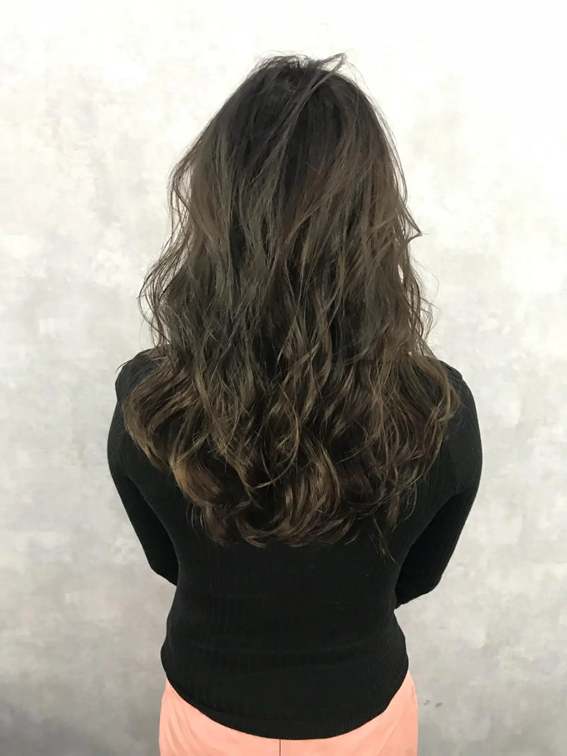 セミロング カラー ダークグレー ダークグレージュ グレージュ ハイライトカラー ハイライト TOMOYAレイヤー ブリーチ縮毛矯正のヘアスタイル