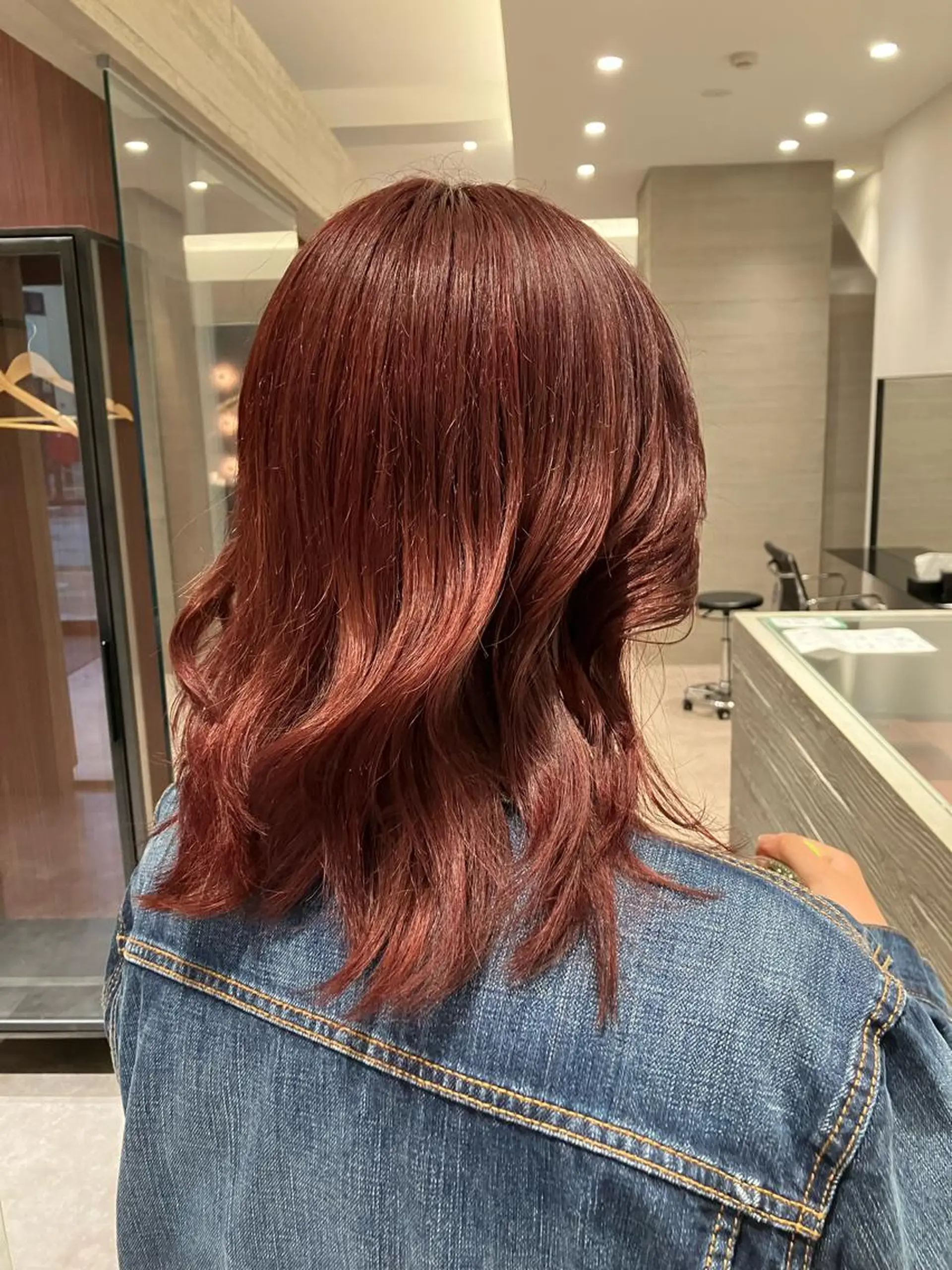ミディアム カラー ボルドーカラー レッドカラー サキ🤍ハイトーン 🩰くびれ巻きヘアのヘアスタイル