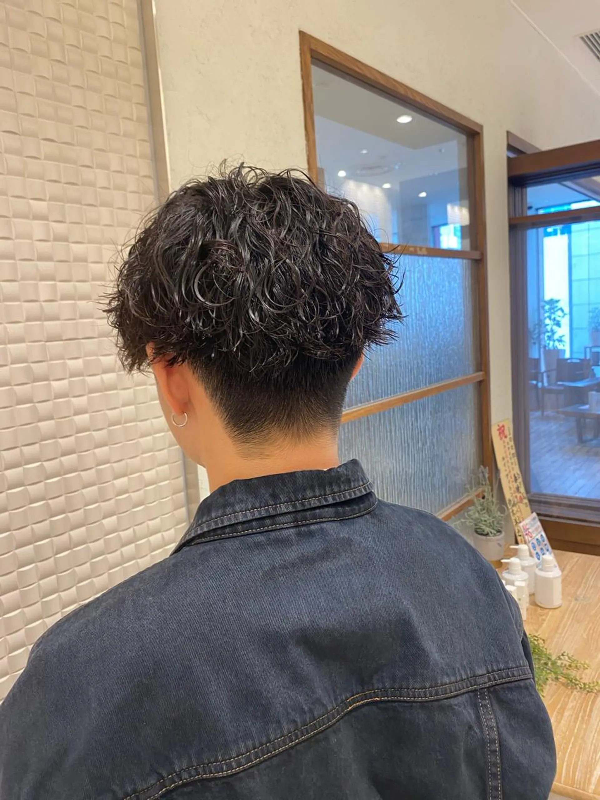 ミディアム カラー パーマ ヘアアレンジ メンズ ミディアムパーマ メンズハイトーン マッシュ メンズパーマ スペインカール カット パーマ トリートメント ヘアセット 新宿スペインカール ヨモギダのヘアスタイル