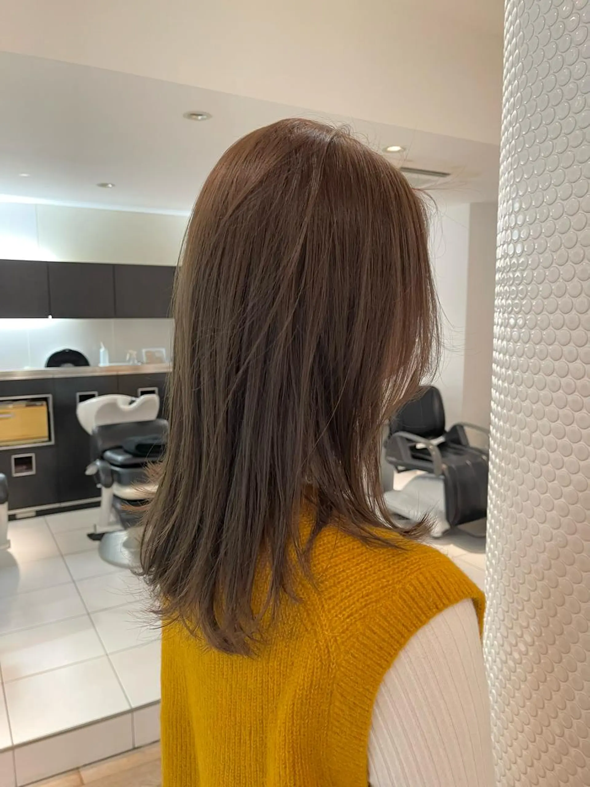 ミディアム カラー アッシュ 透明感カラー オリーブカラー レイヤーカット カット ヘアカラー トリートメント brut(ブリュット)所属・秋葉 一郎のヘアスタイル