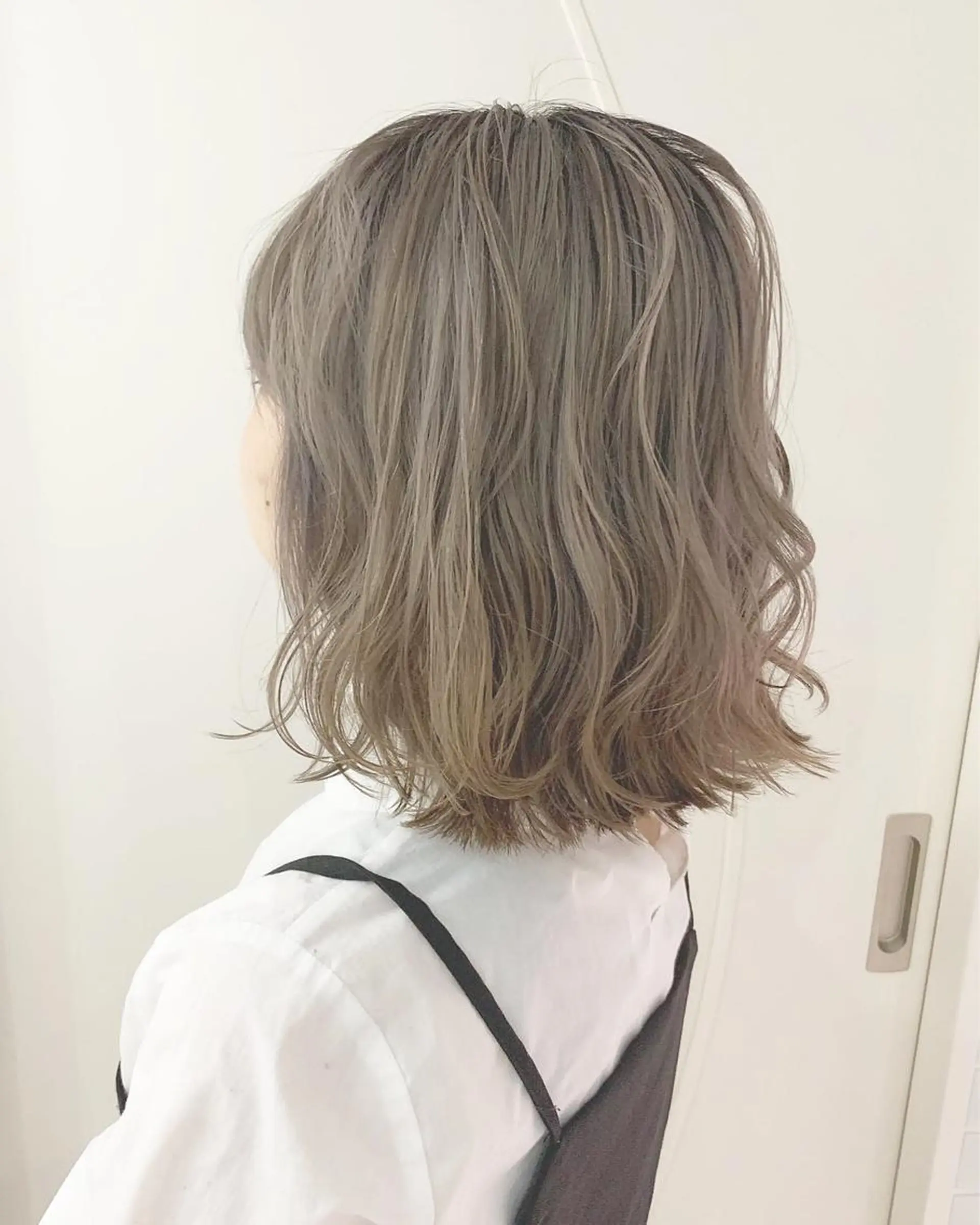 ミディアム カラー ベージュカラー ブリーチ ホワイトベージュ インナーカラー/天神 ブリーチ/吉田のヘアスタイル