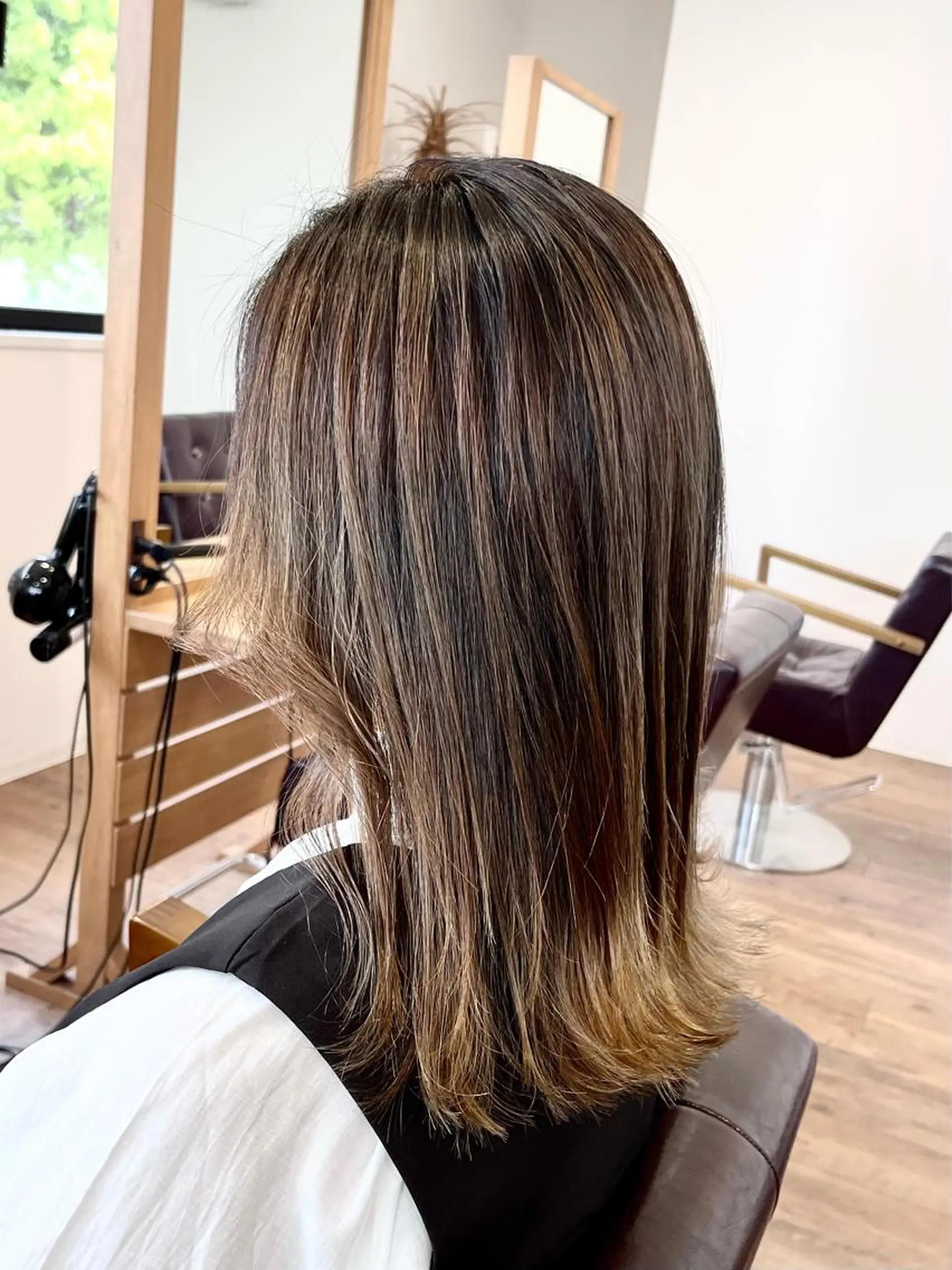 ミディアム カラー バレイヤージュ ベージュカラー ブリーチ レイヤーカット 縮毛矯正 ヘアカラー KIZU 髪質改善 オカルト怪談のヘアスタイル