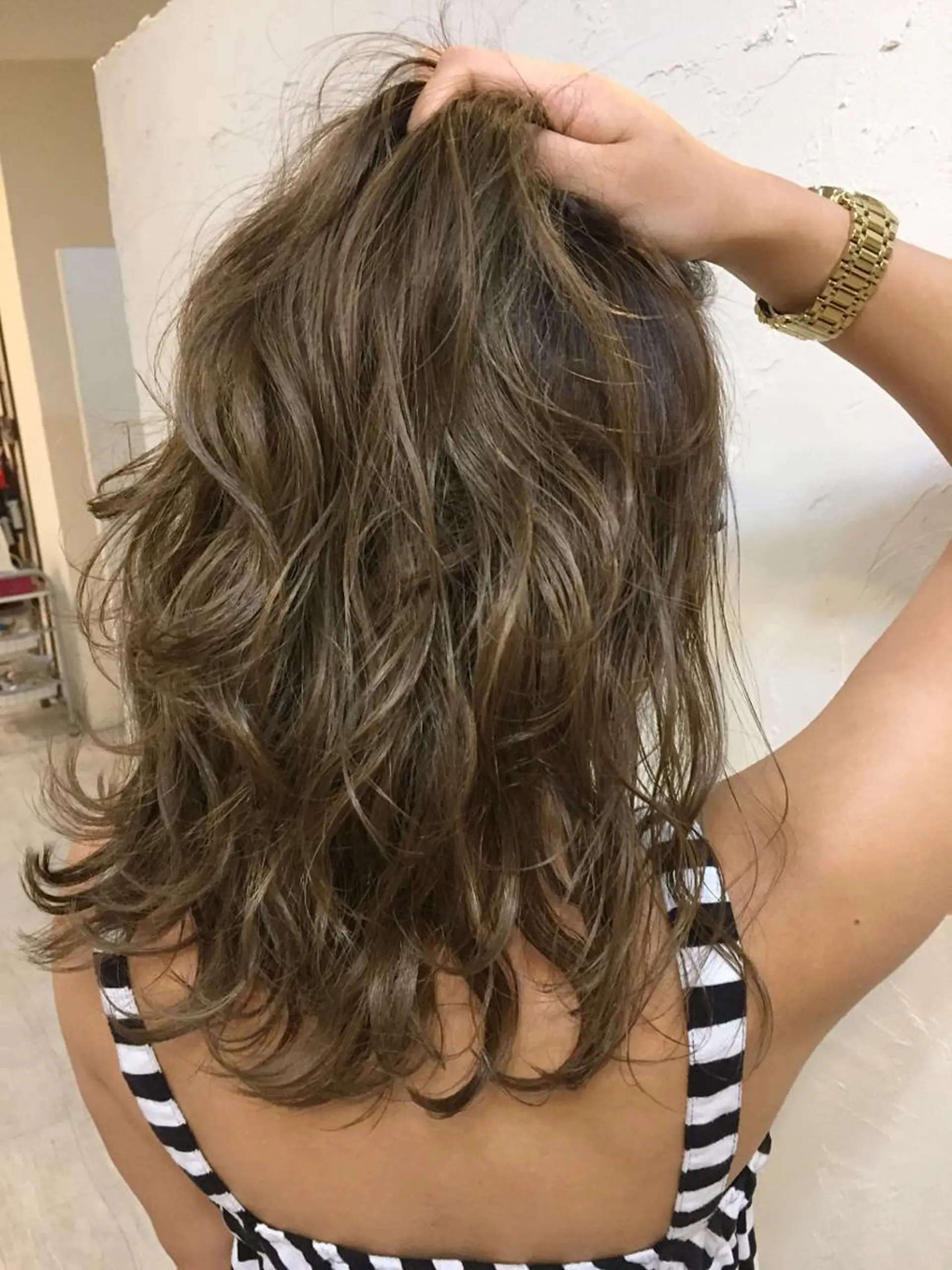 ミディアム カラー 韓国レイヤー外国人風 透明感カラー髪質改善のヘアスタイル