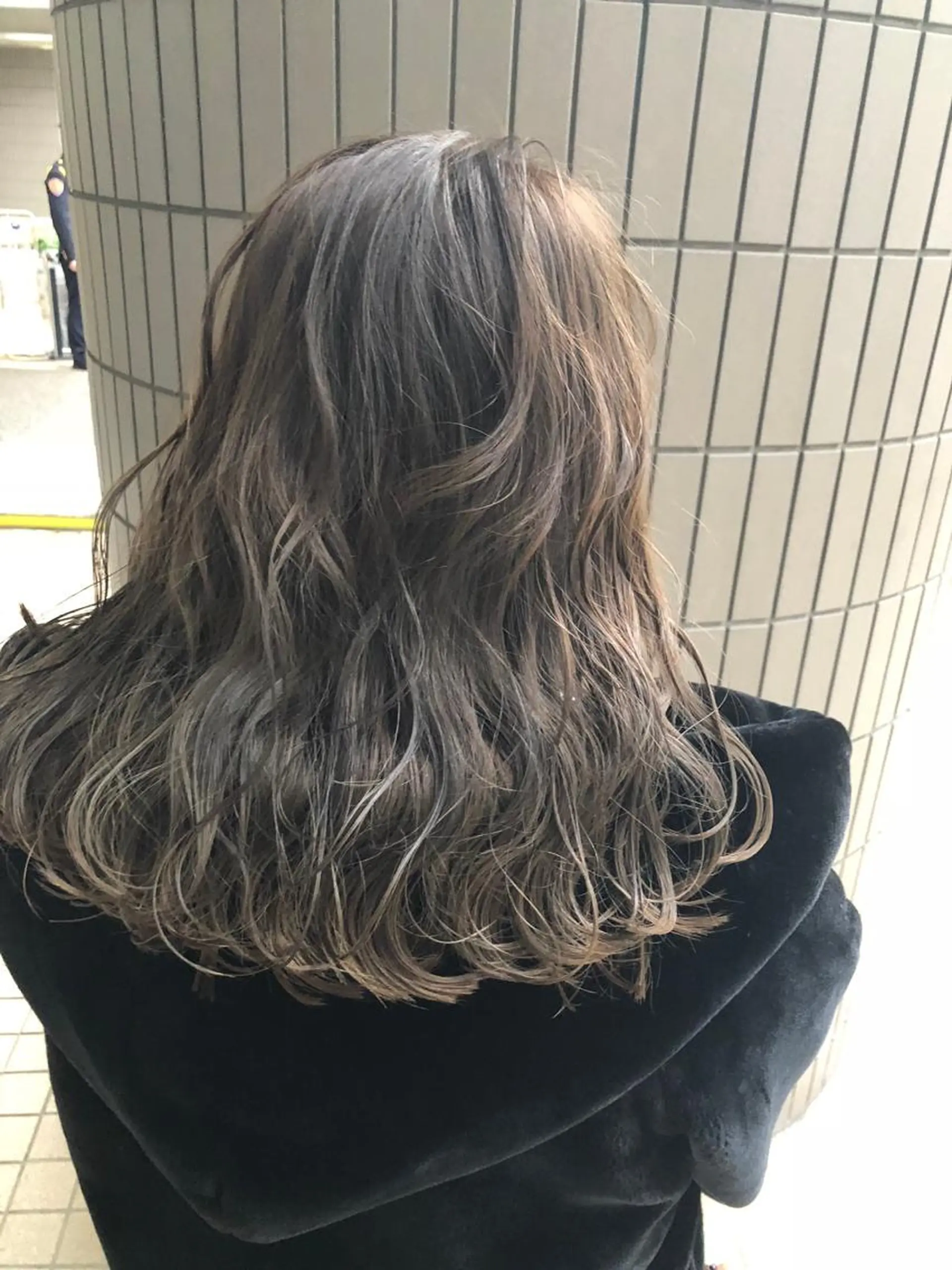 セミロング シールエクステ/ ハイトーンカラーのヘアスタイル