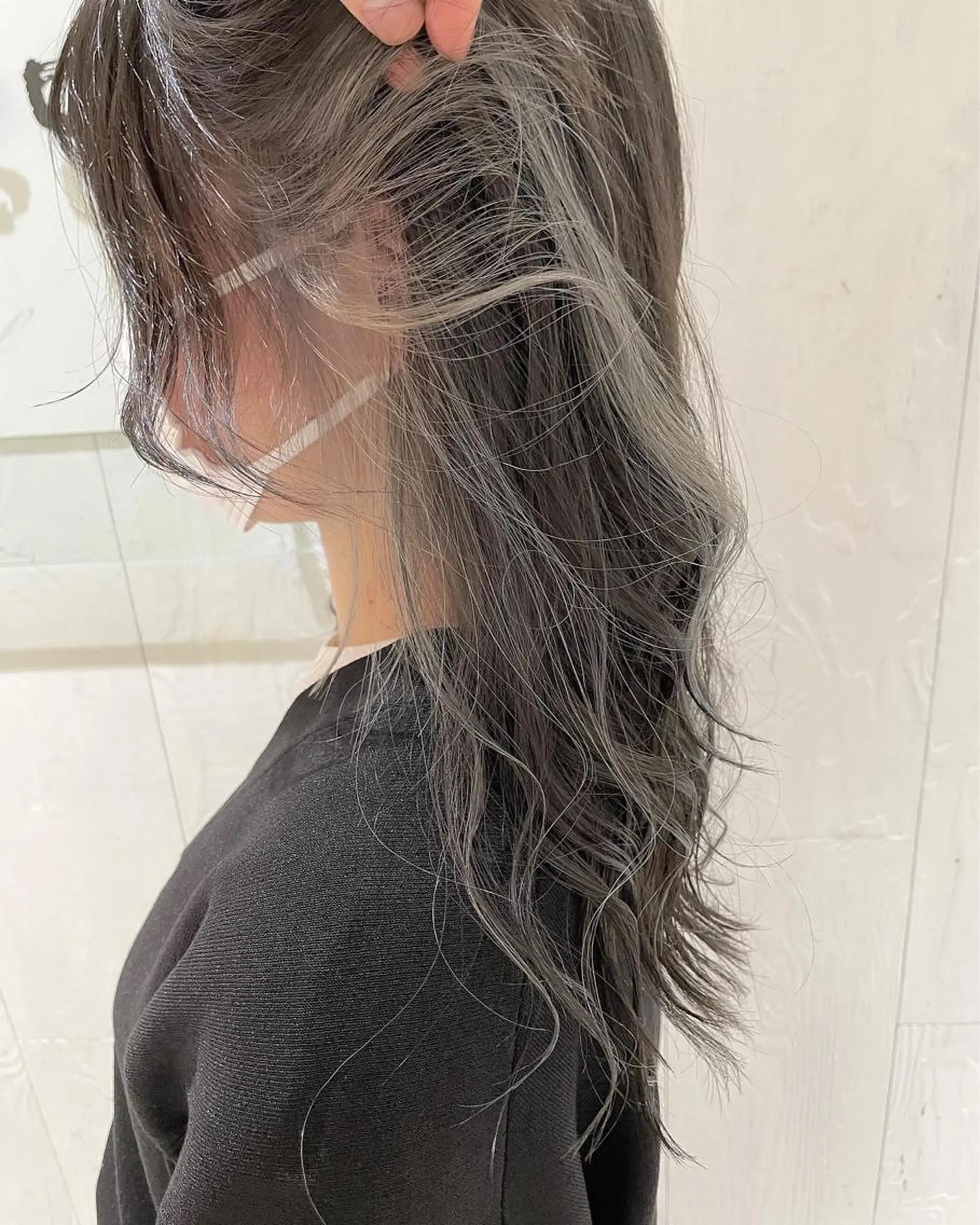 ロング カラー アッシュ イヤリングカラー インナーカラー 外国人風カラー レイヤーカット ヘアカラー トリートメント 河合秀明/ハイライト /インナーカラーのヘアスタイル